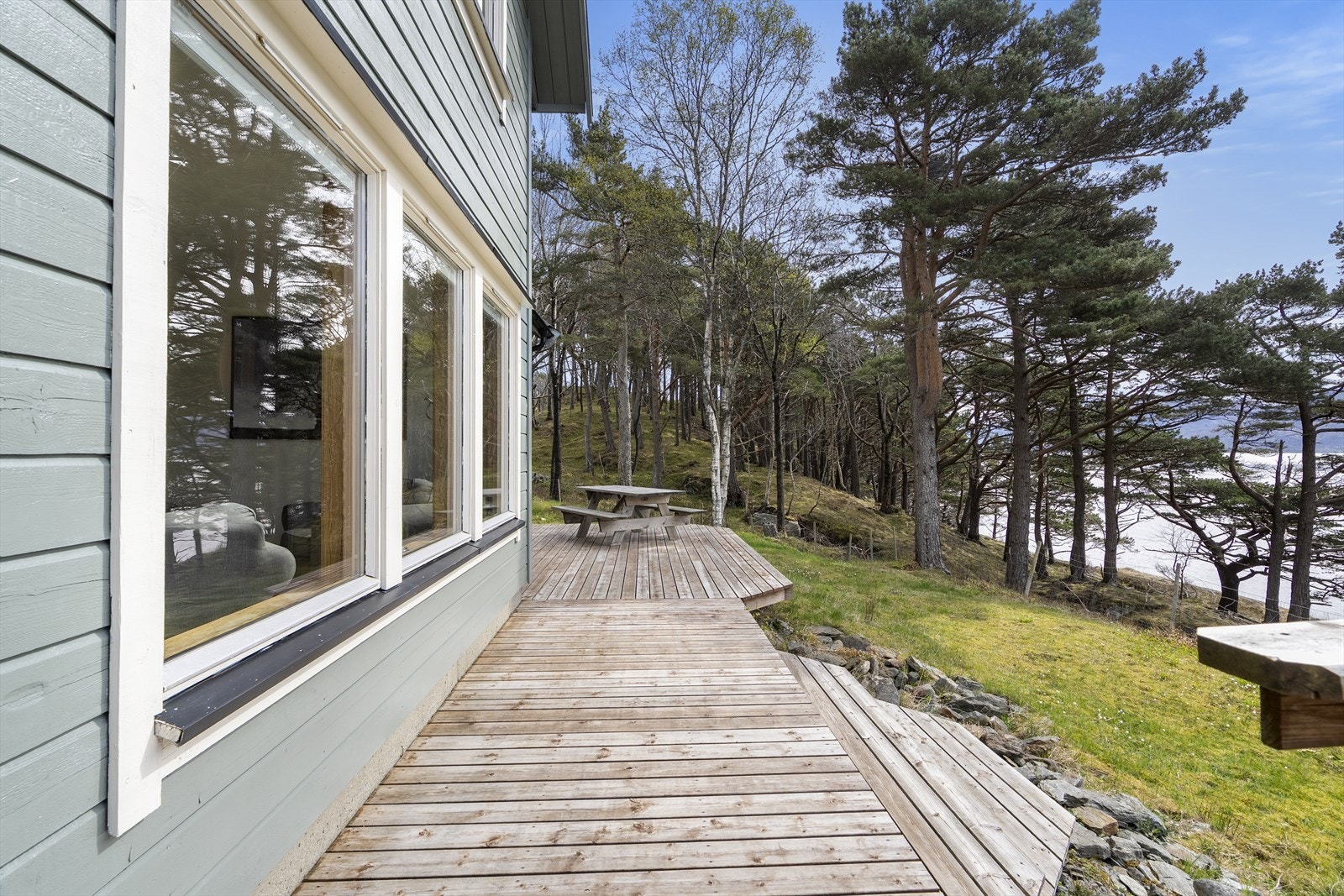 Den store terrassen i trekonstruksjon omkransar bustaden og gir rikeleg med uteplass. Galleribilde