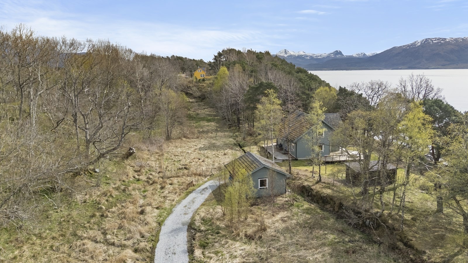 Grusa tilkomstveg fører fram til bustaden og garasjen. Galleribilde