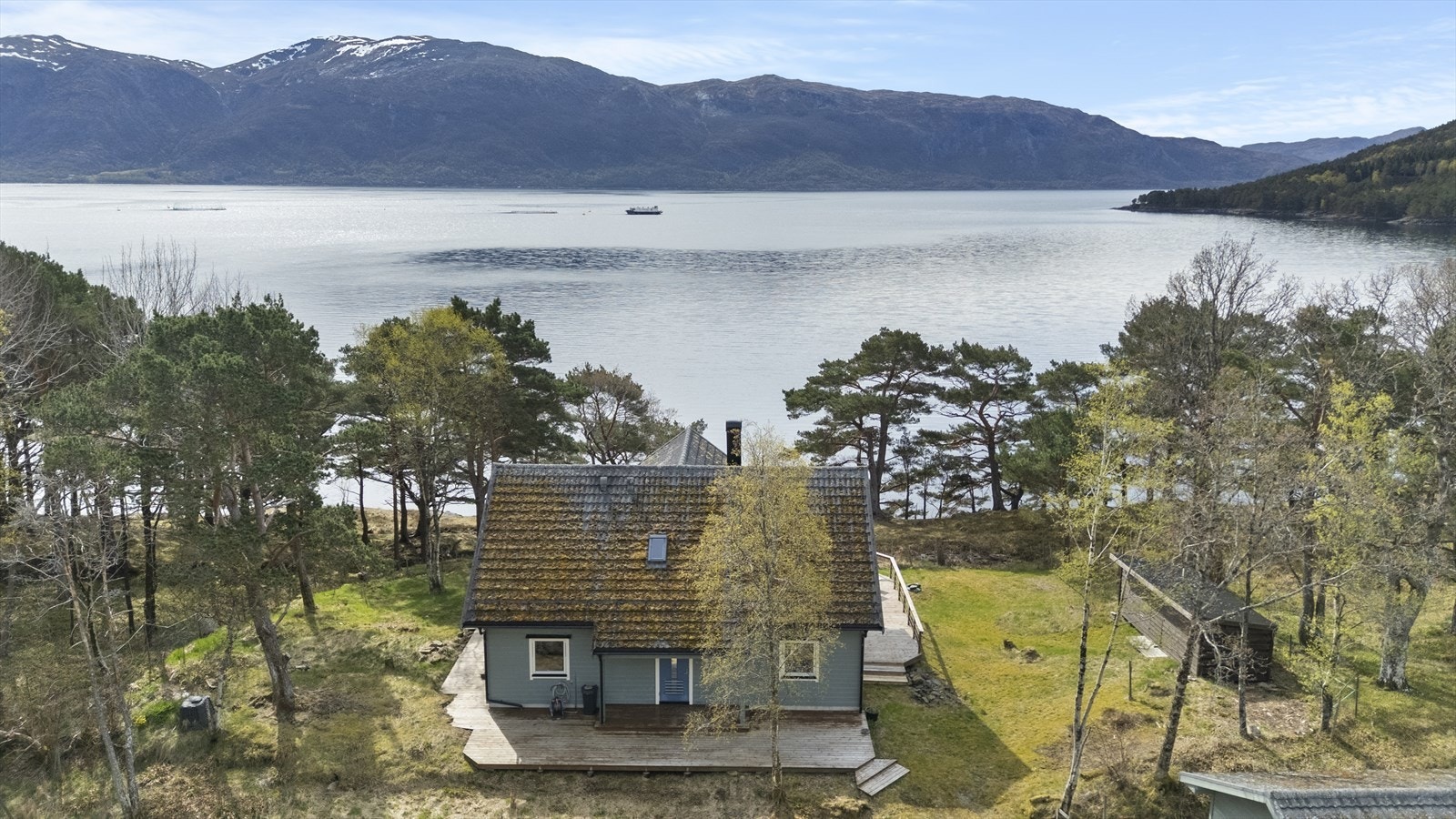 Eigedomen frå 2007 er omkransa av ein stor terrasse på om lag 124 m² og ligg usjenert til ved sjøen. Galleribilde