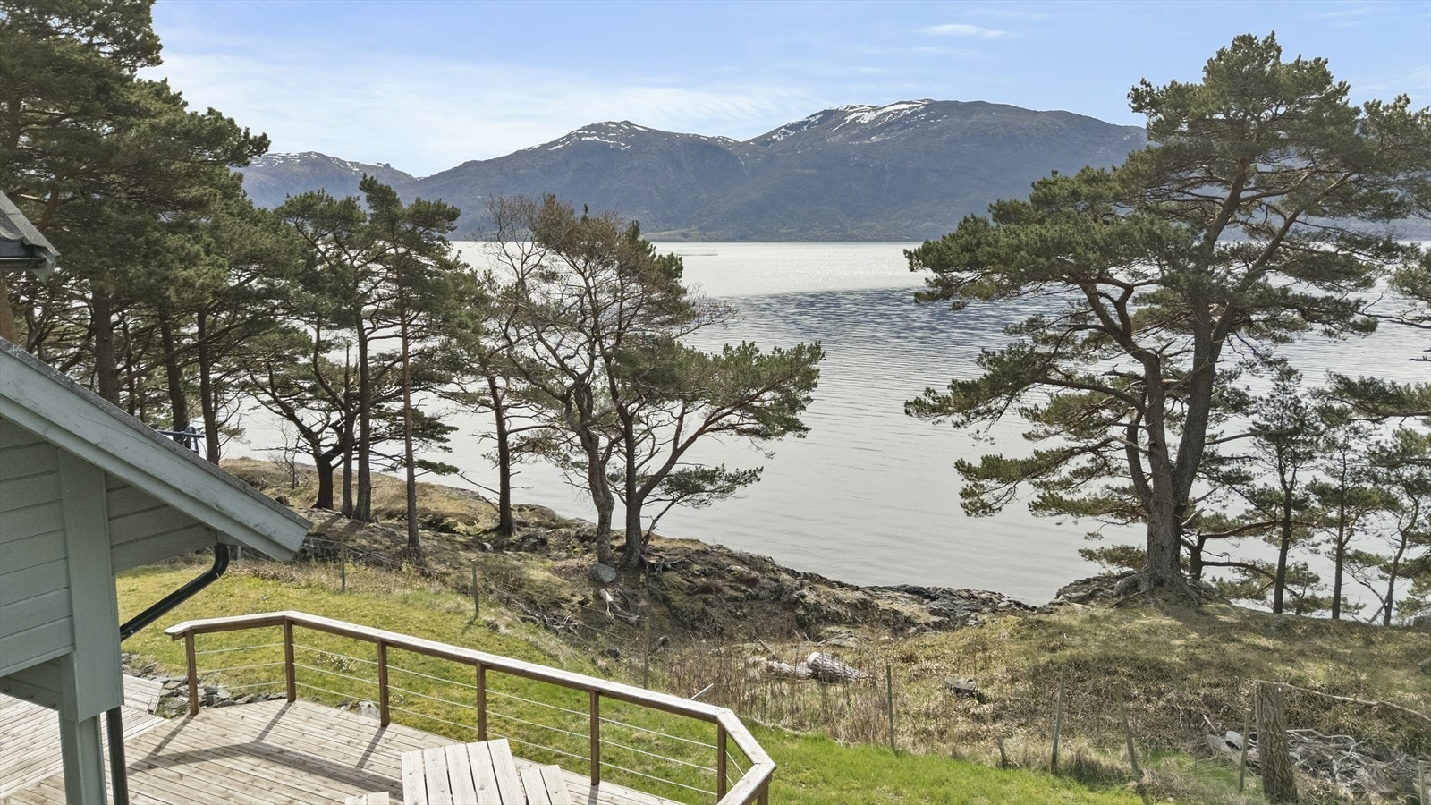 Nyt utsikta og stilla frå eigen terrasse. Galleribilde