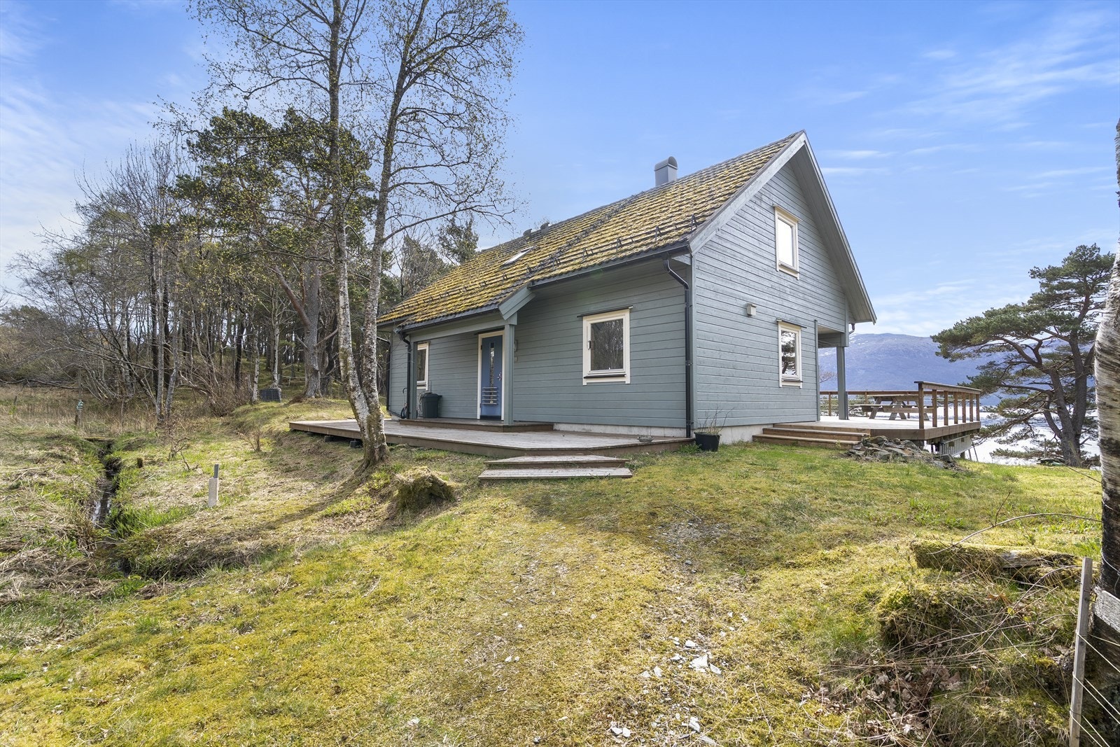 Eigedomen er opparbeidd med grusa tilkomstveg og hageareal med plen. Galleribilde