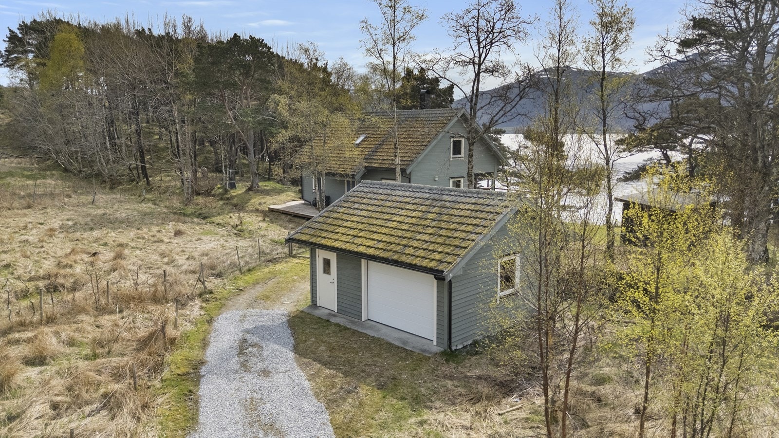 Garasjen frå 2018 (ikkje byggjemeldt)er bygd i same stil som bustaden, med vedlikehaldsfri leddport. Galleribilde