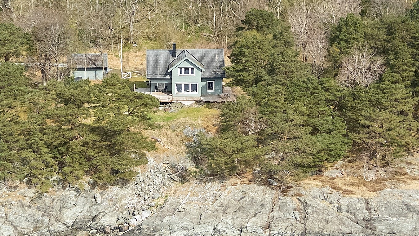 Bustaden ligg vakkert til, med utsikt mot fjorden Galleribilde