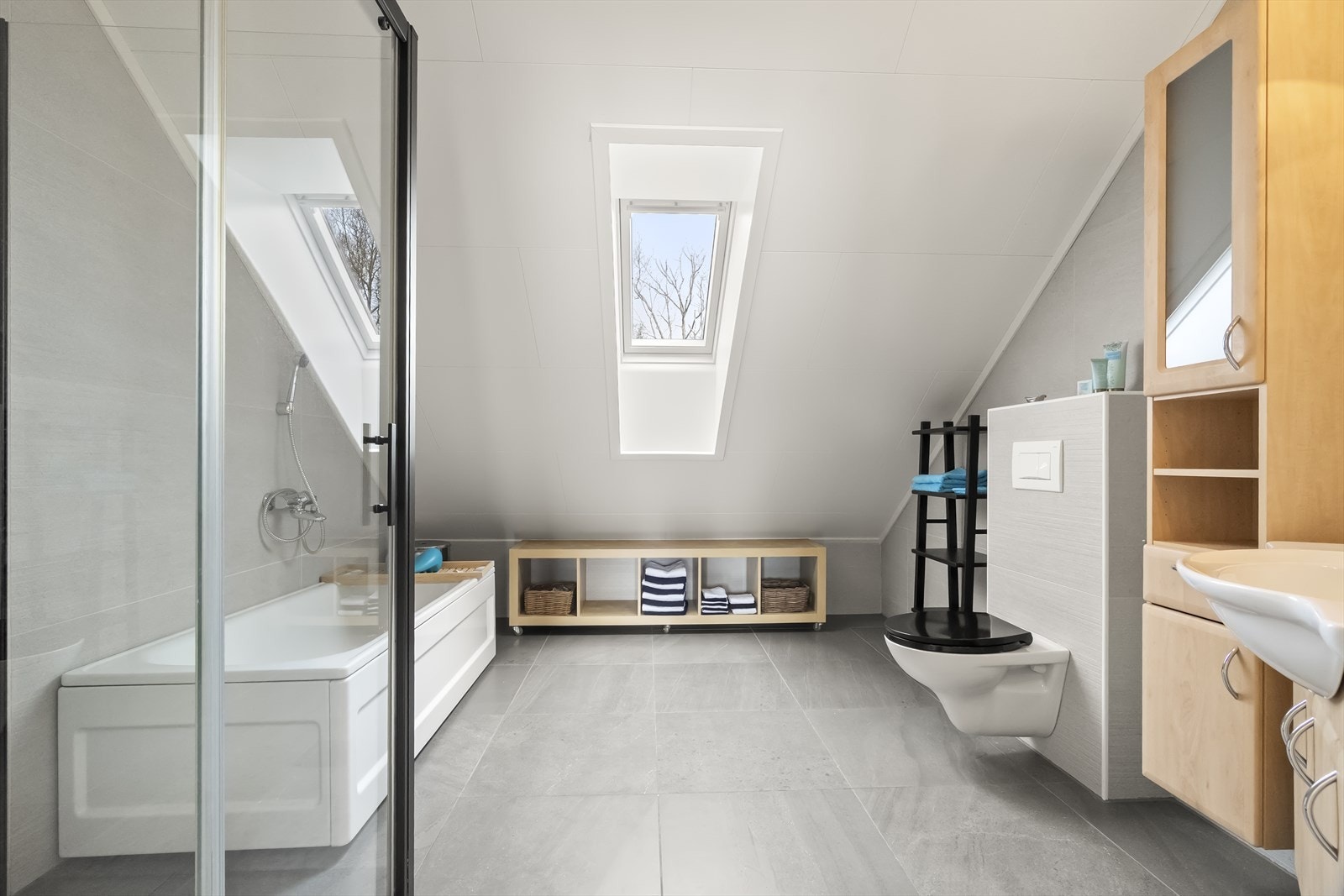Badet på loftet vart oppgradert i 2020 med ny membran og store, moderne fliser. Galleribilde