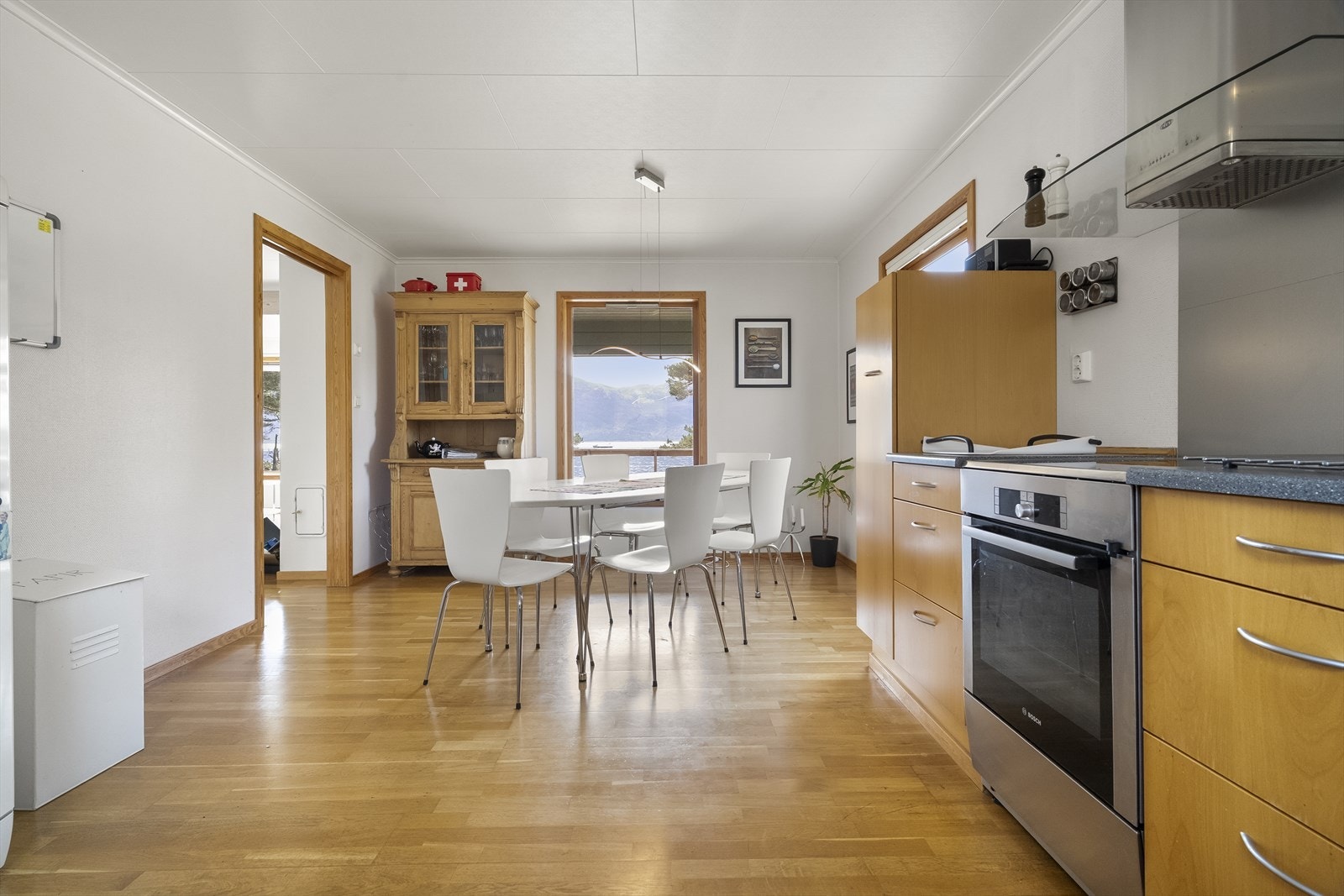 Gjennomgåande parkett i heile første etasje skaper ein heilskapleg stil. Galleribilde