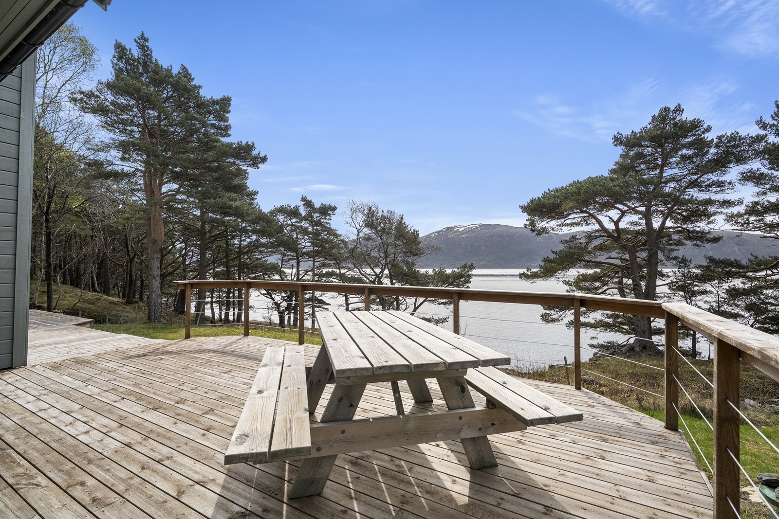 Her bur du sentralt på Svanøy, med kort gangavstand til både rutebåtkaia og den lokale butikken. Galleribilde