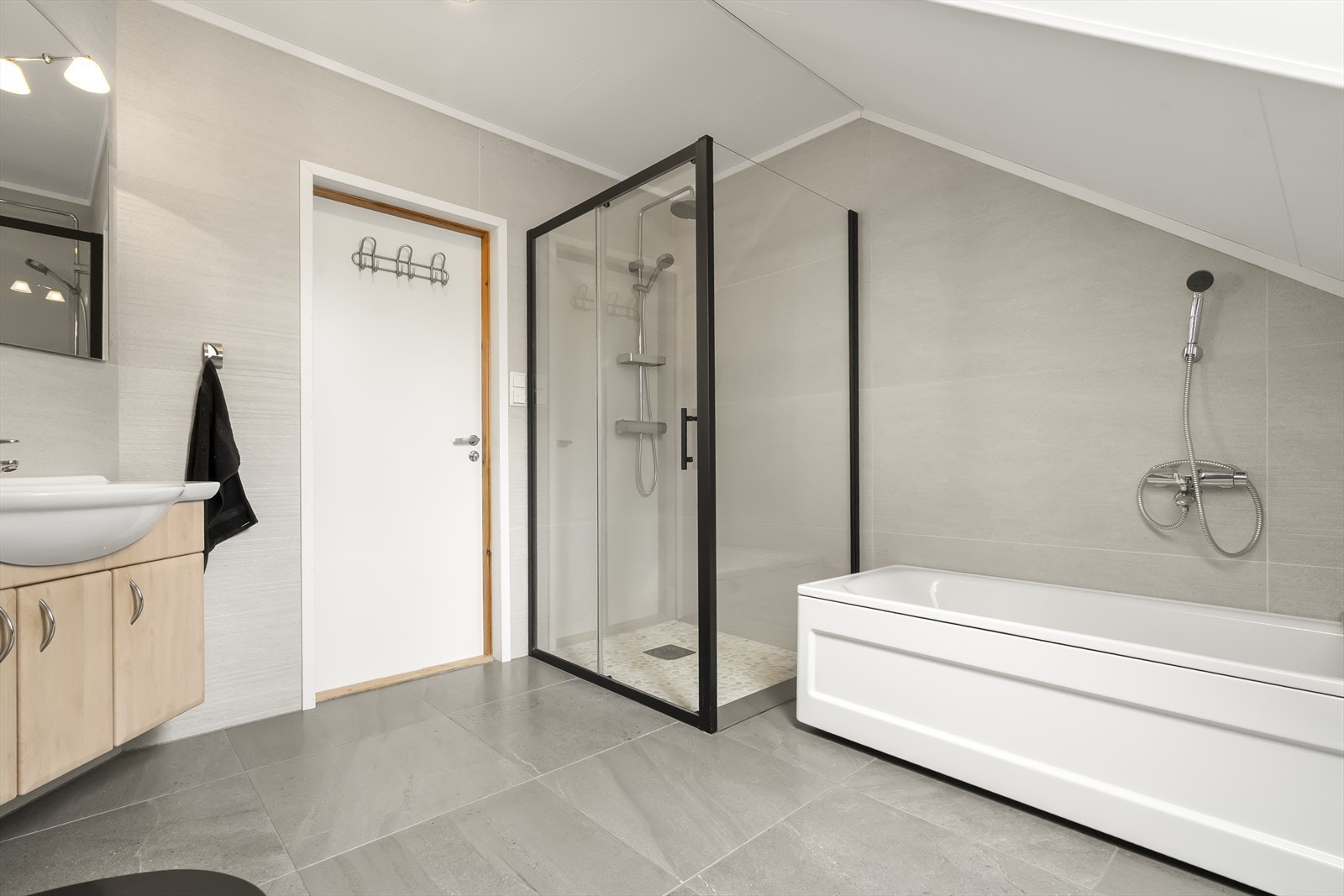 Badet har varmekablar i golvet, vegghengt toalett og baderomsinnreiing med god oppbevaring. Galleribilde