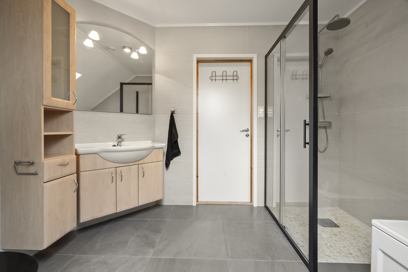 Her er det både dusjnisje med glasveggar og eit badekar for ekstra komfort. Galleribilde