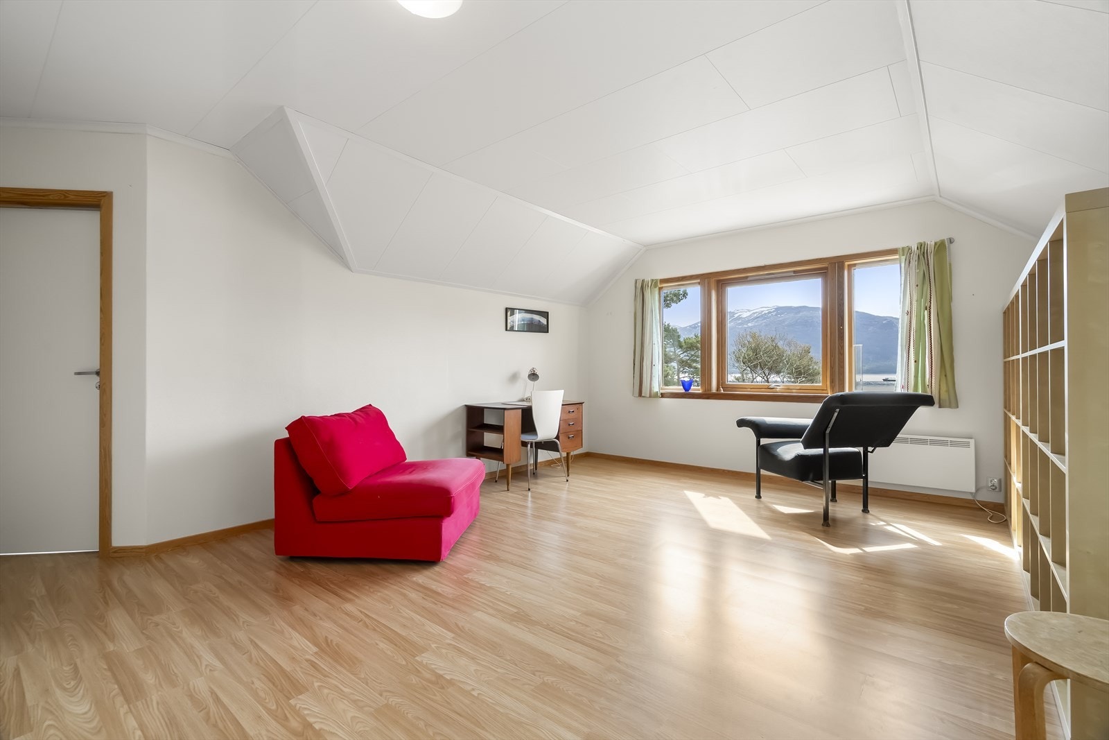Loftstova er eit fleksibelt rom som kan brukast som TV-stove, kontor eller leikerom. Galleribilde