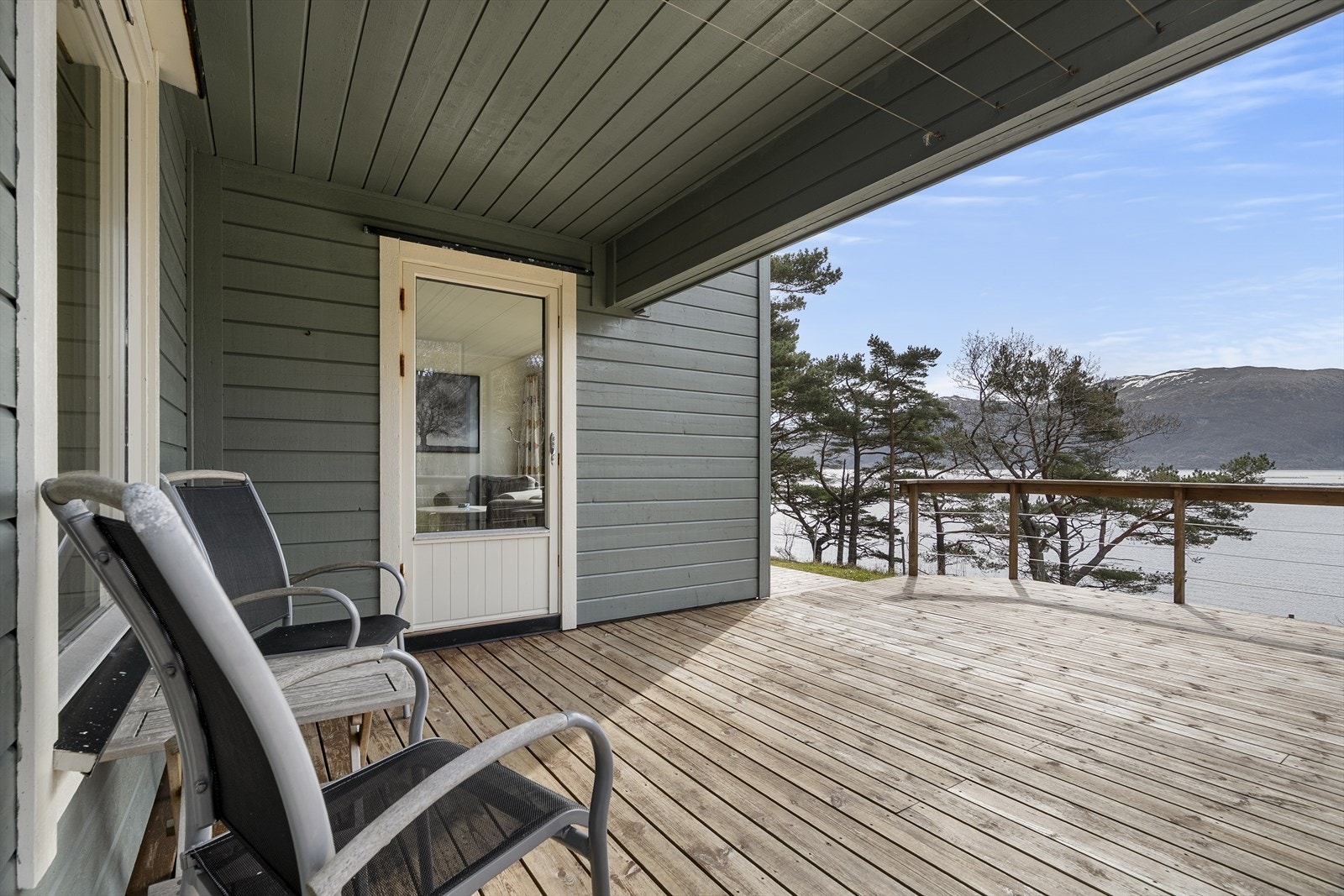 Frå stova er det direkte utgang til ein overbygd del av terrassen. Galleribilde