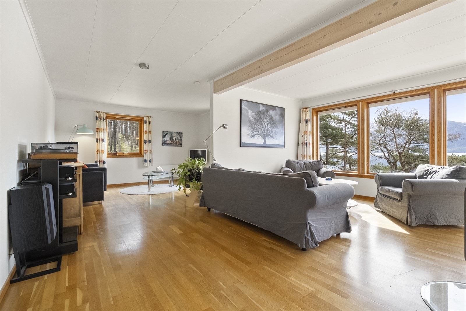Stova har plass til fleire sitjegrupper og store vindauge som slepp inn mykje dagslys. Galleribilde