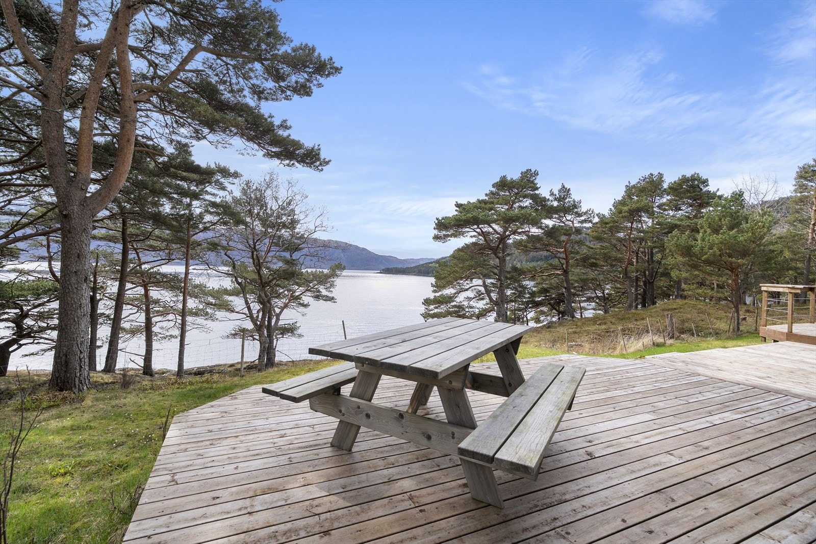 Uteplassen byr på fleire soner for sitjegrupper og sosialt samvær. Galleribilde