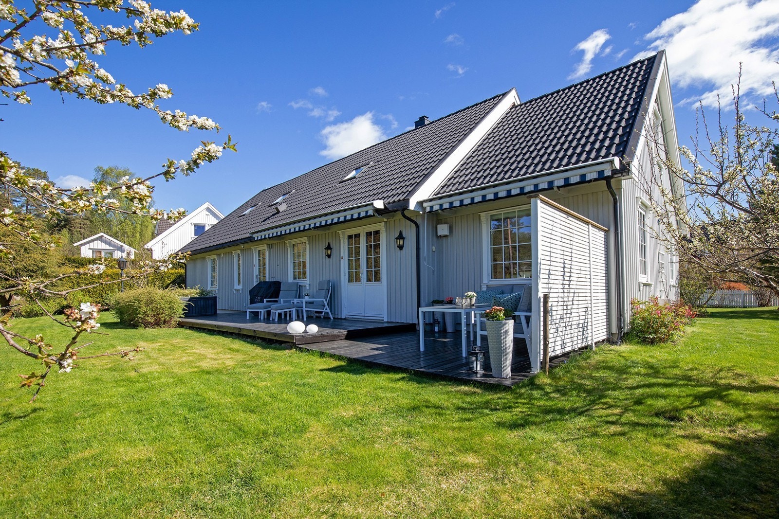 Pent opparbeidet hage og terrasser med markiser Galleribilde