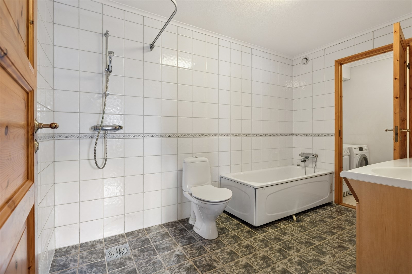 Flislagte vegger med badekar og dusj nisje. Galleribilde