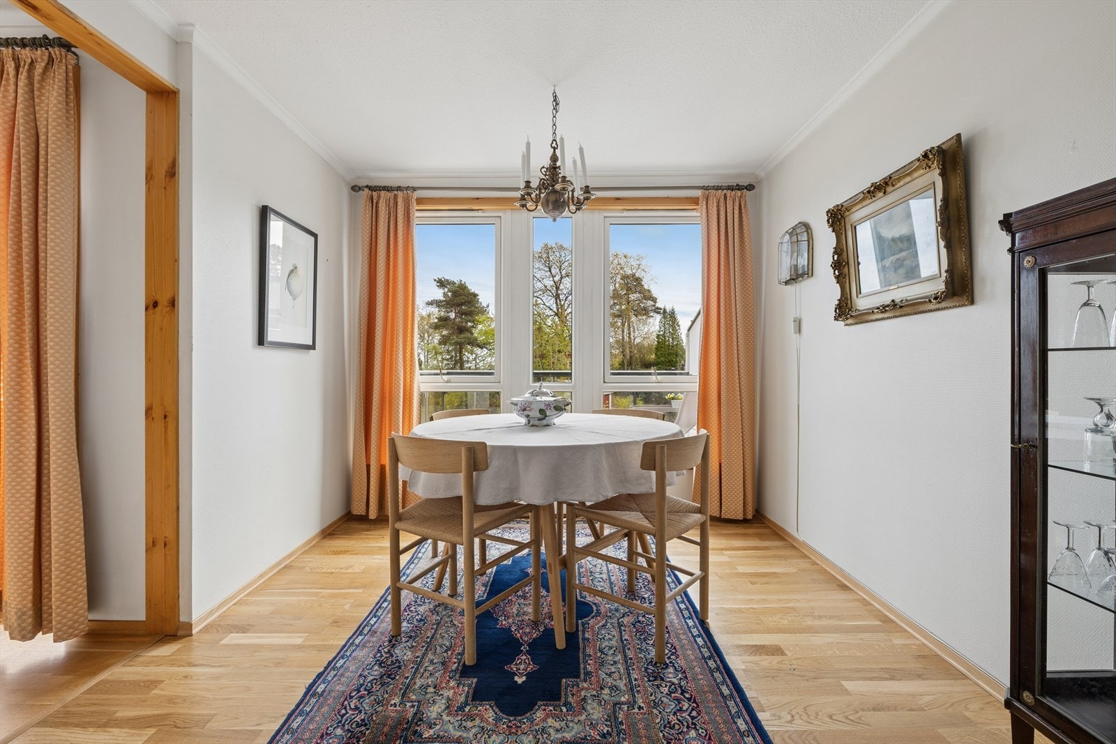 Kjøkkenet ligger separat til fra stuen og har en fin standard. Galleribilde