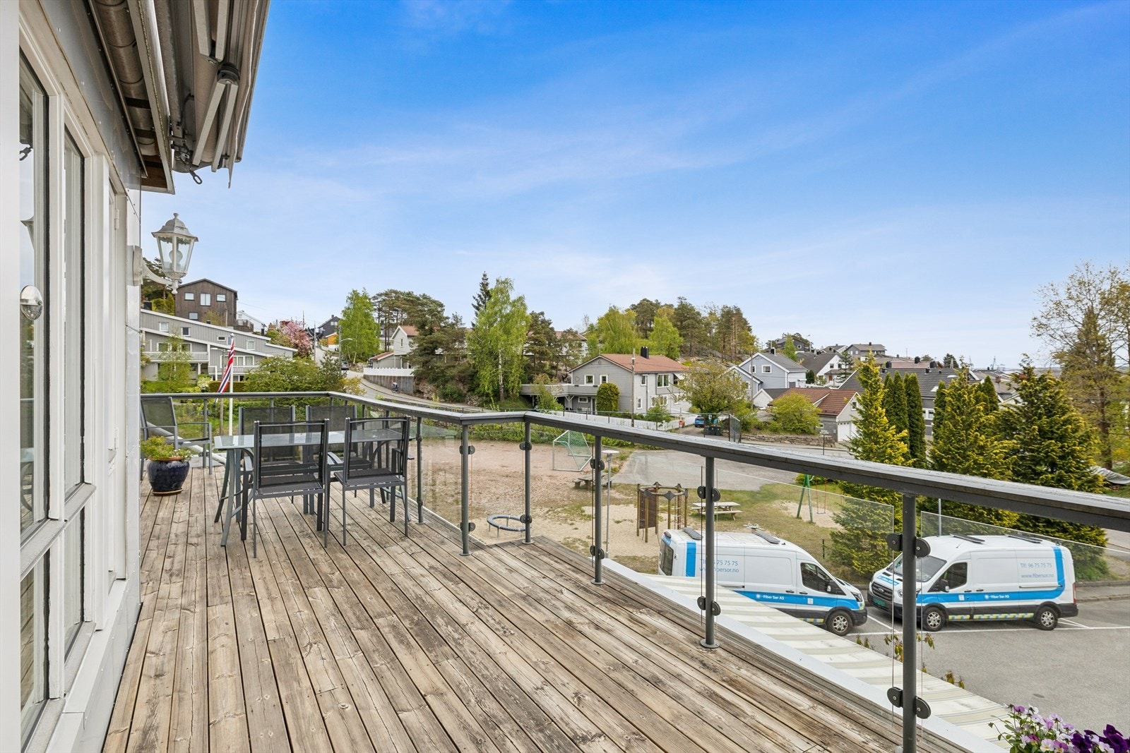 Leiligheten ligger i byggets 2.etasje og har godt med uteplass på en romslig balkong. Galleribilde