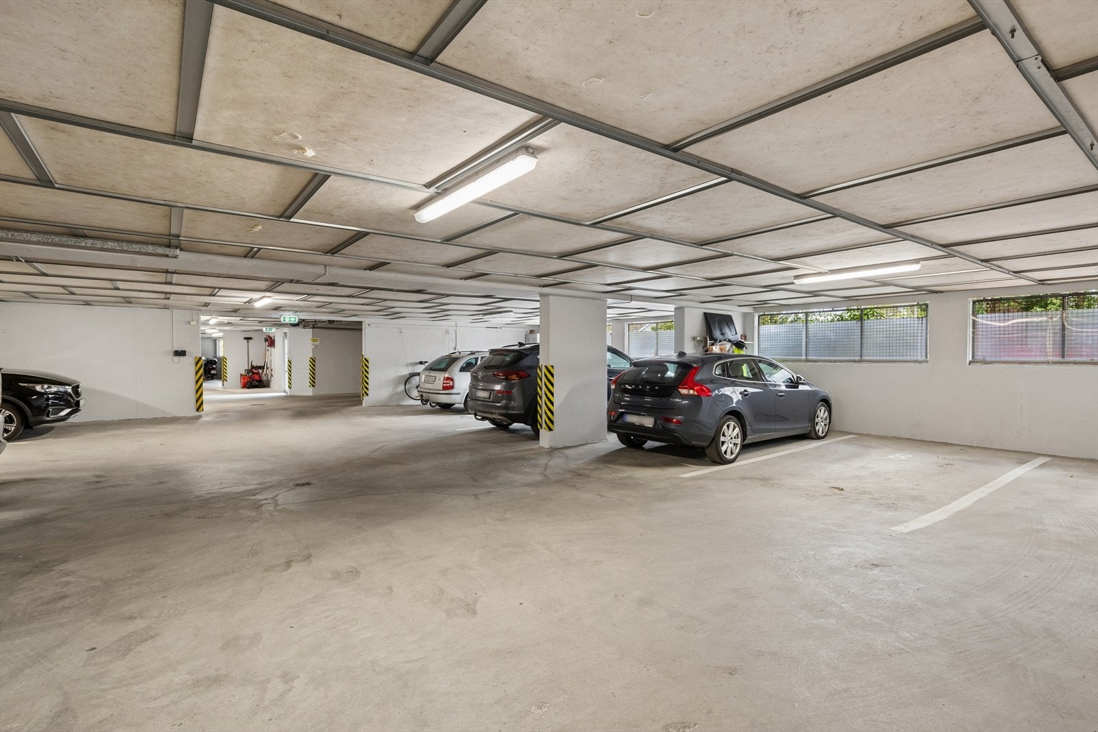 Leiligheten har en parkeringsplass i kjelleren. Galleribilde