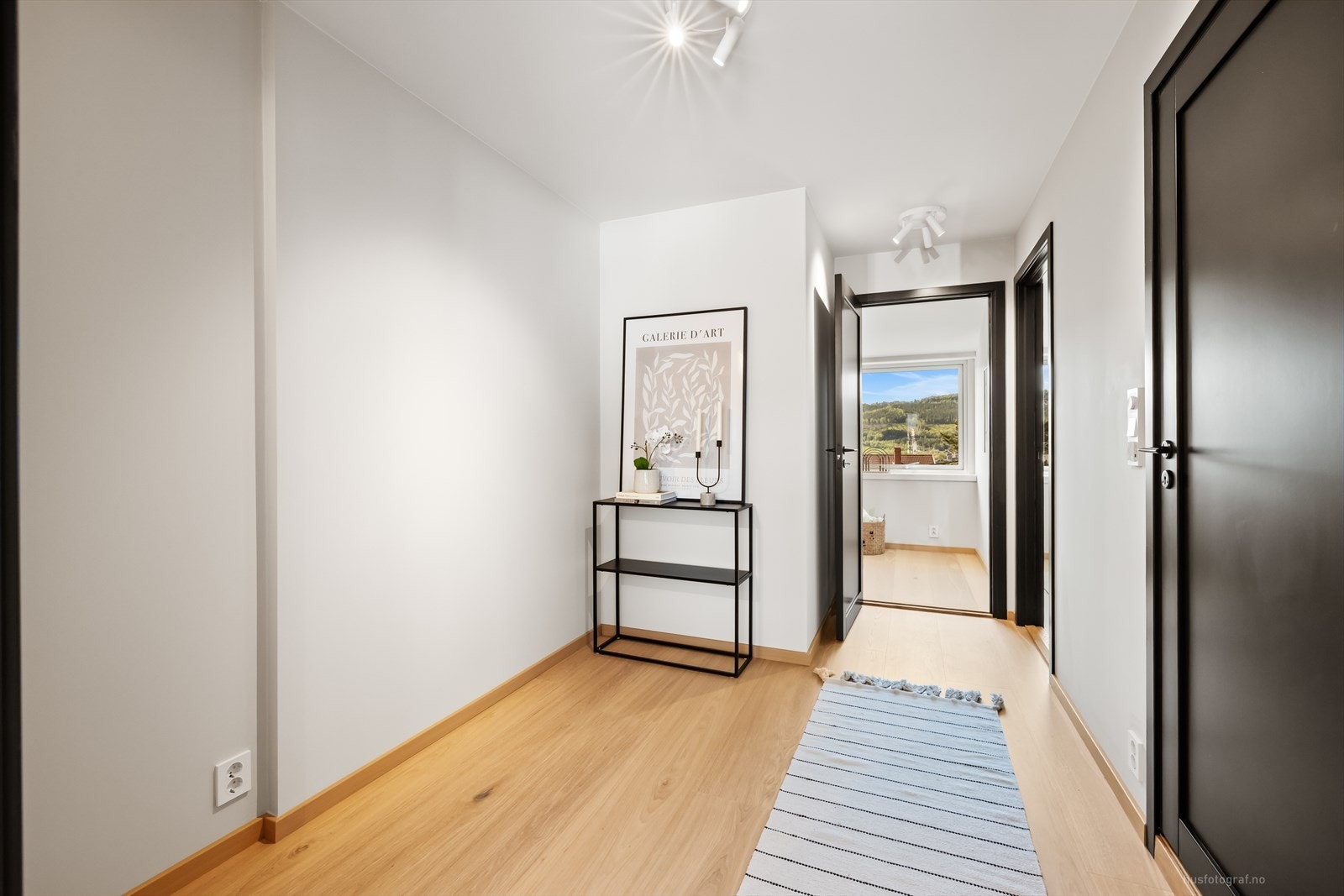 Gangen i andre etasje fordeler tilgangen til alle soverommene og badet. Galleribilde
