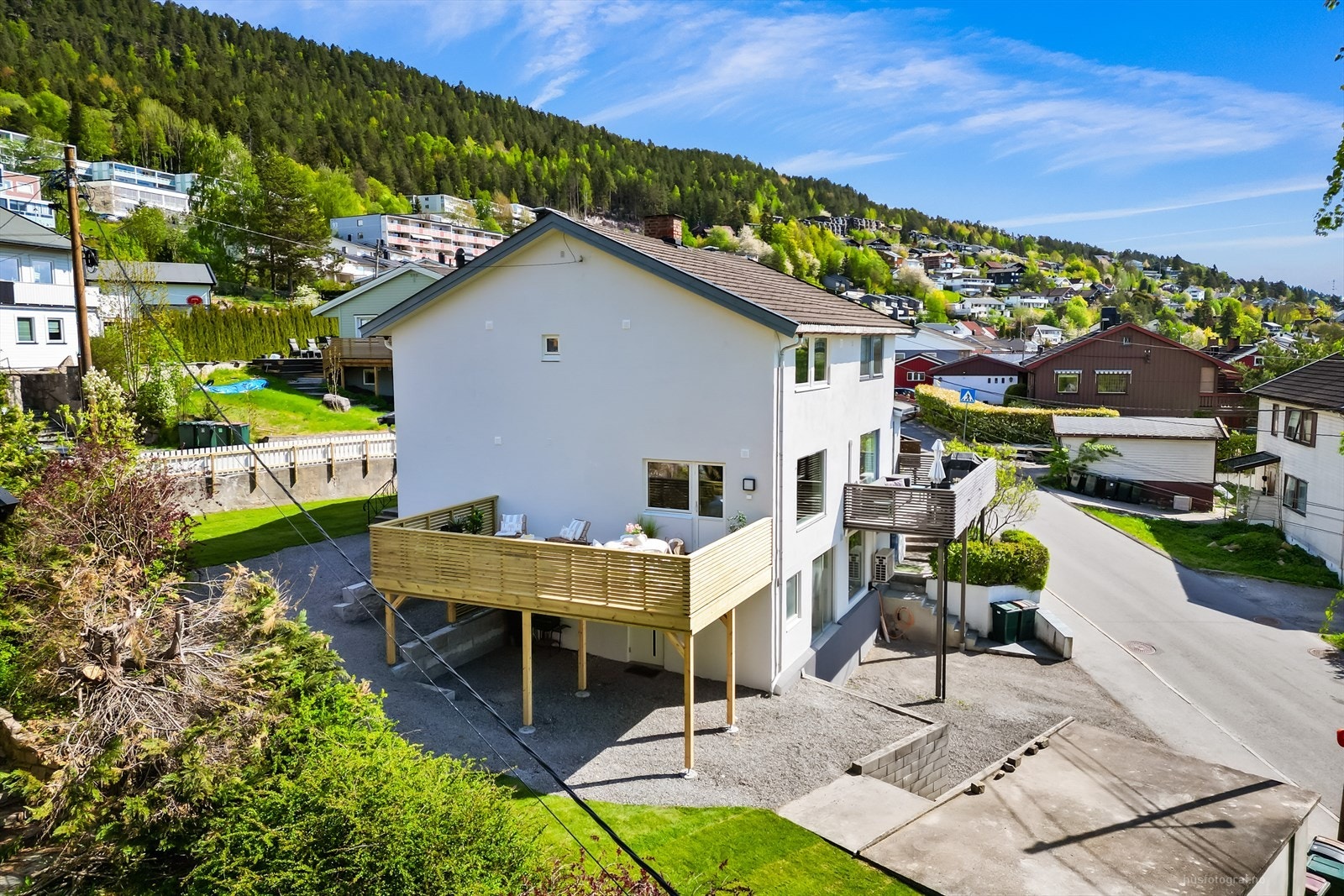 En vertikaldelt tomannsbolig hvor hoveddelen er omfattende oppgradert i 2026, inkludert en ny terrasse på 25 m². Galleribilde