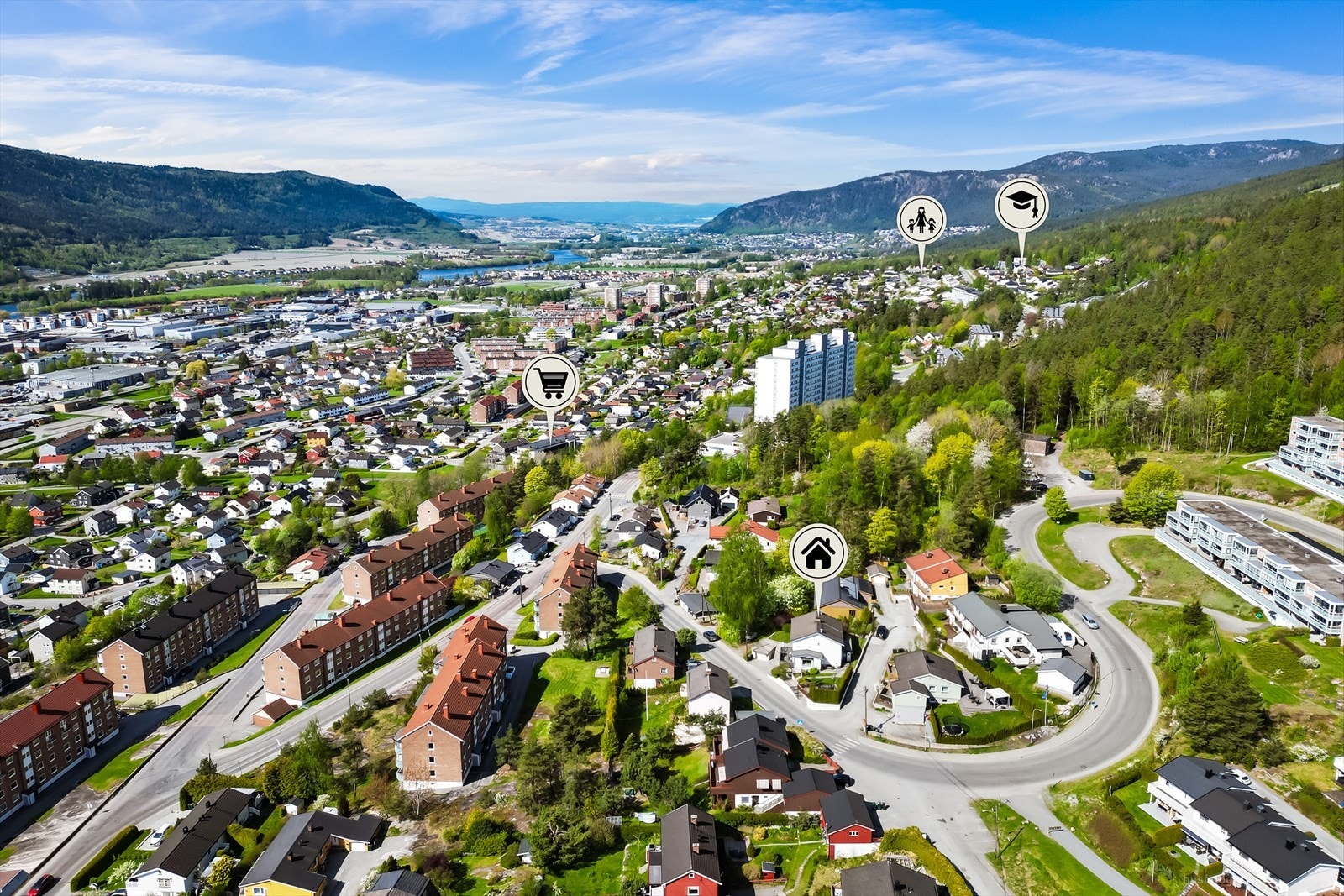 Fra boligen er det kort vei til flere skoler og barnehager, som Aronsløkka skole og Åsløkka barnehage. Galleribilde