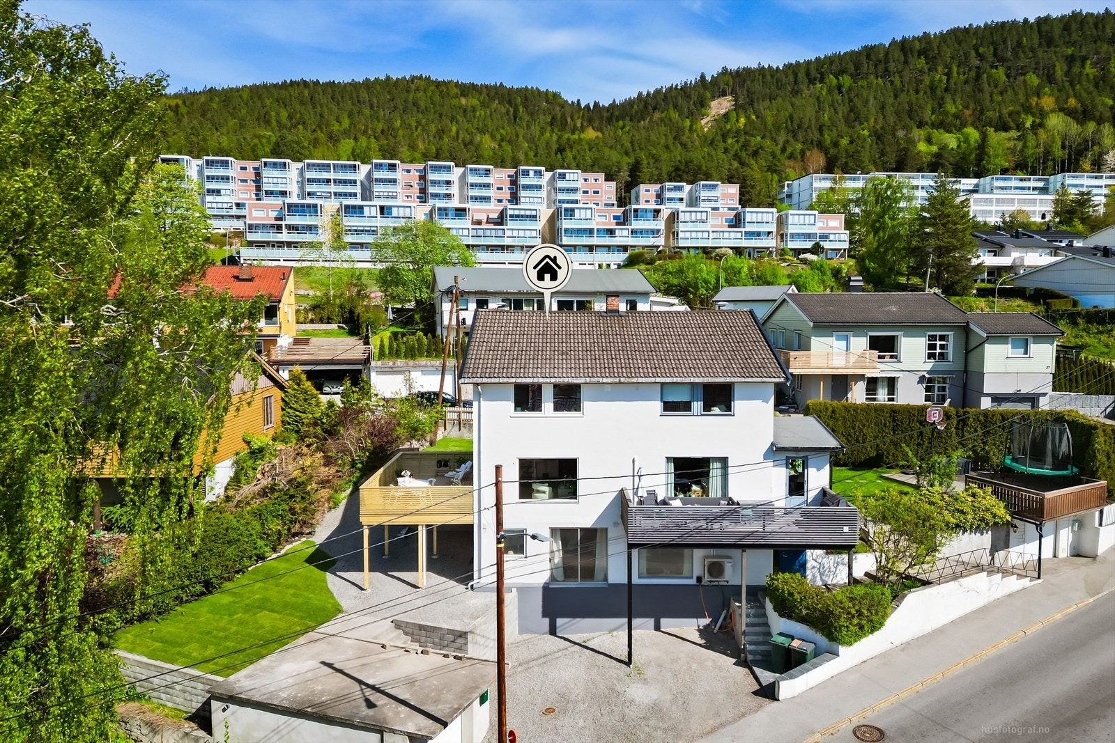 Eiendommen ligger i et skrånende og opparbeidet terreng med nærhet til både servicetilbud og turmuligheter. Galleribilde
