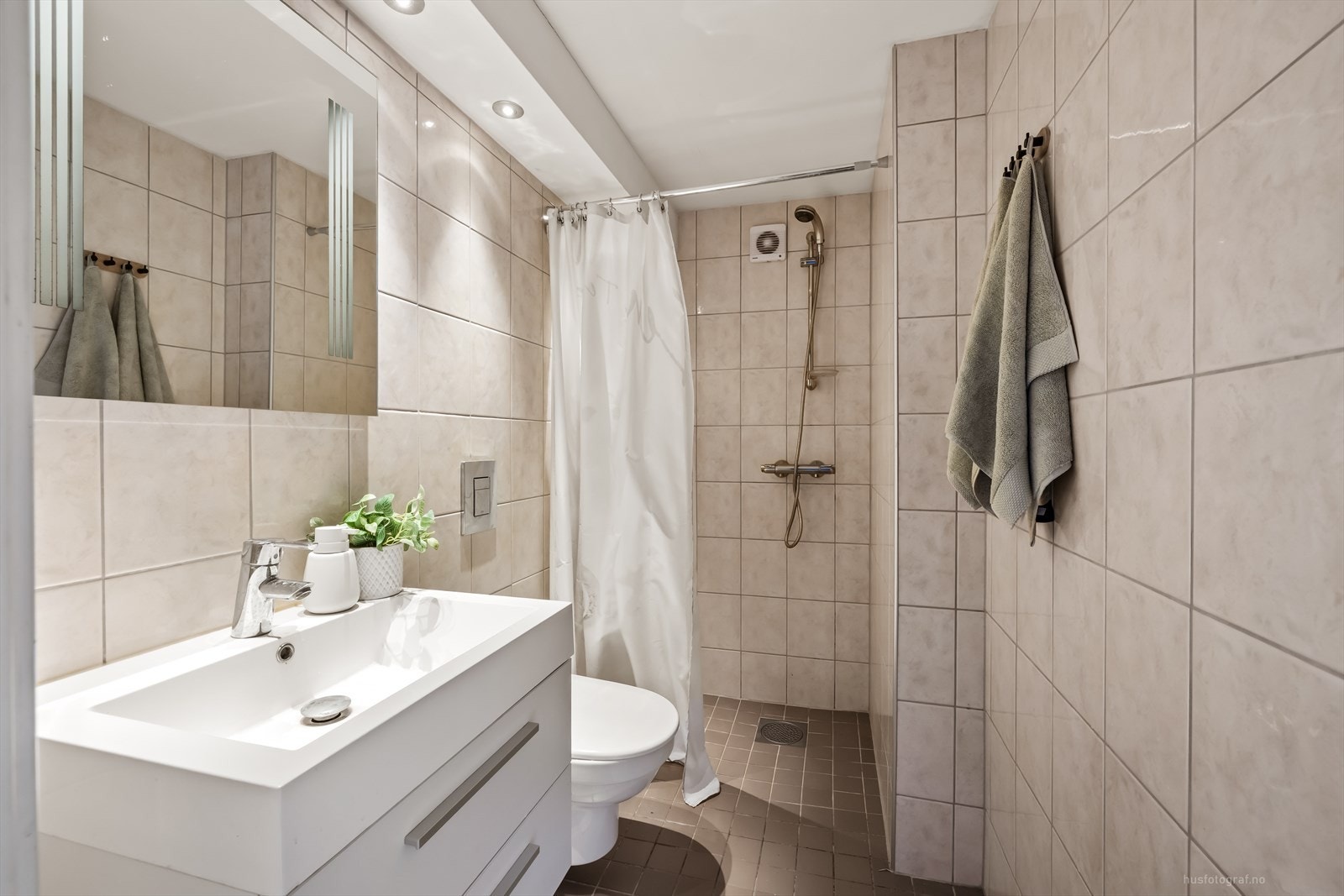 Badet i underetasjen er flislagt og har elektriske varmekabler i gulvet. Galleribilde