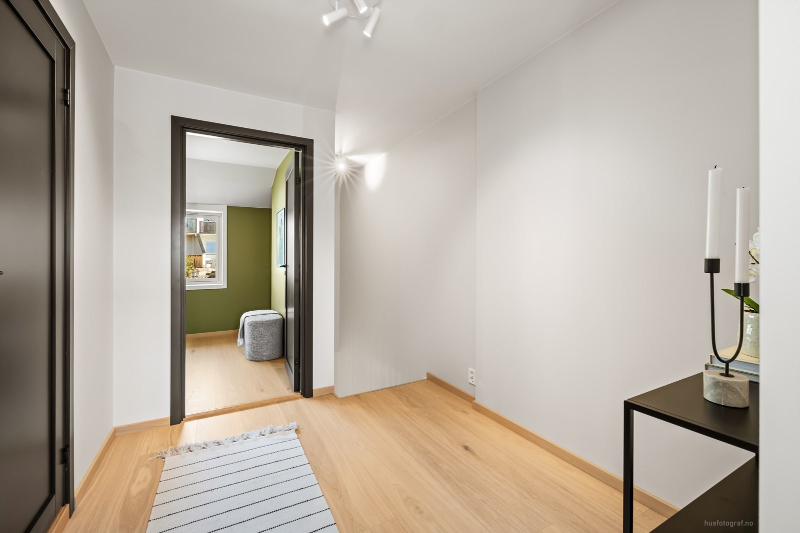 Gjennomgående parkett og mørke, behandlede innerdører gir et moderne uttrykk. Galleribilde