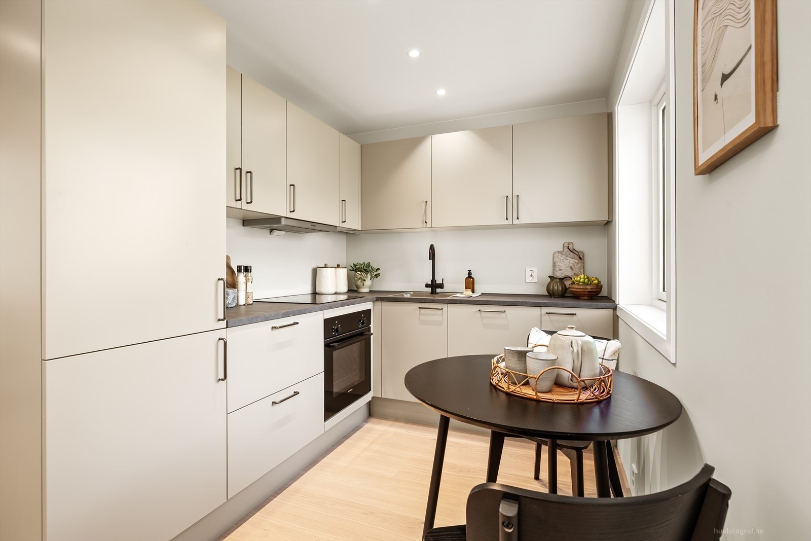 Delikat og moderne kjøkkeninnredning med beige glatte fronter og laminat benkeplate. Galleribilde