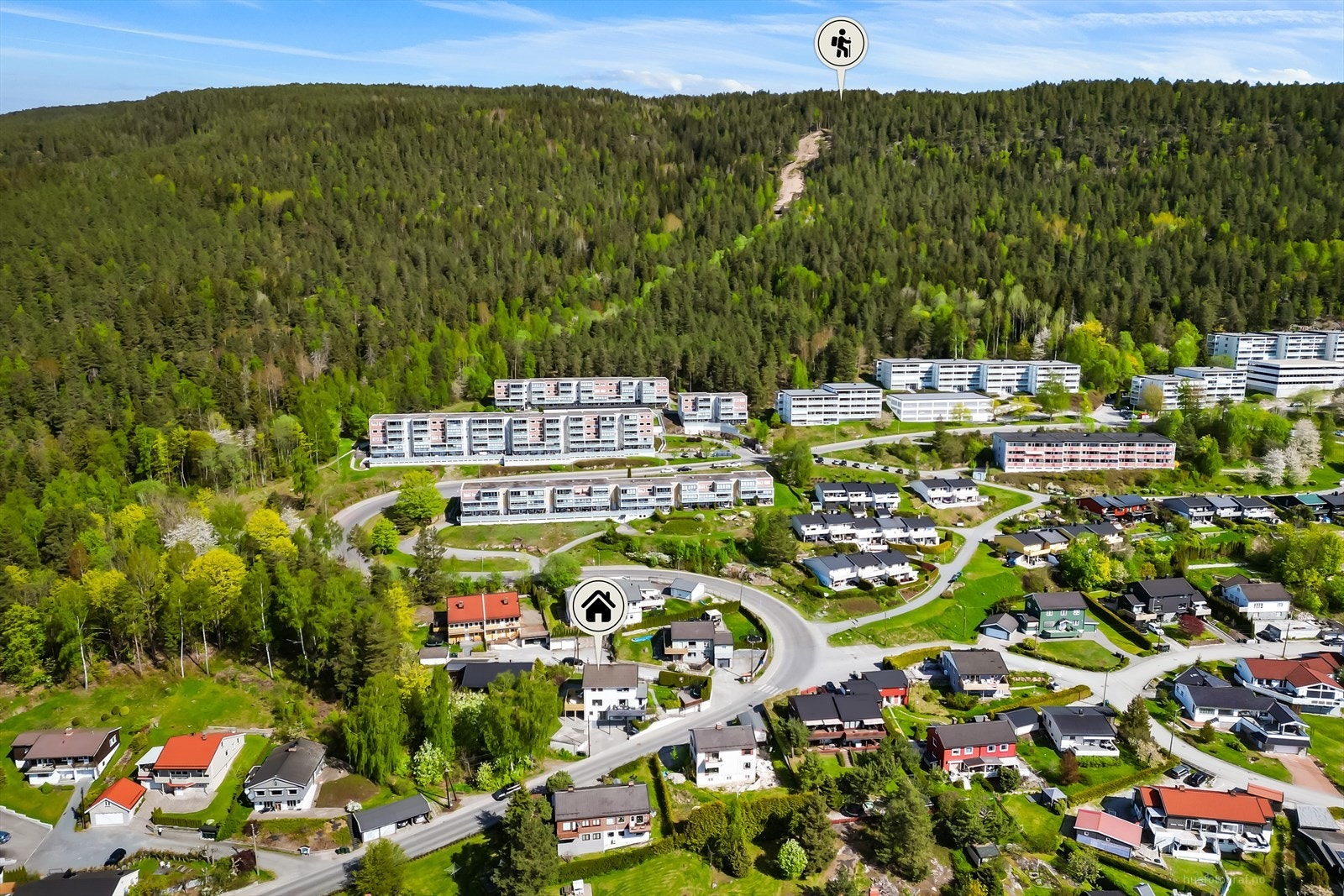 Eiendommen har umiddelbar nærhet til skog og mark, med flotte turmuligheter rett utenfor døren. Galleribilde
