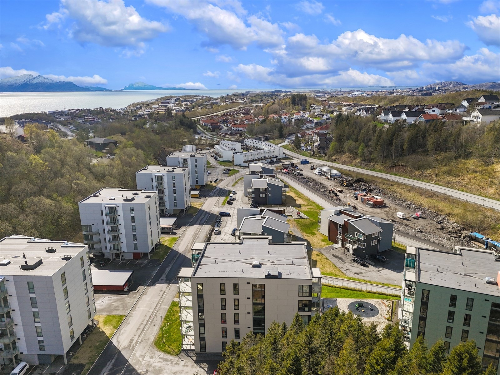 Nyere boligfelt bestående av rekkehus og leilighetsbygg. Galleribilde
