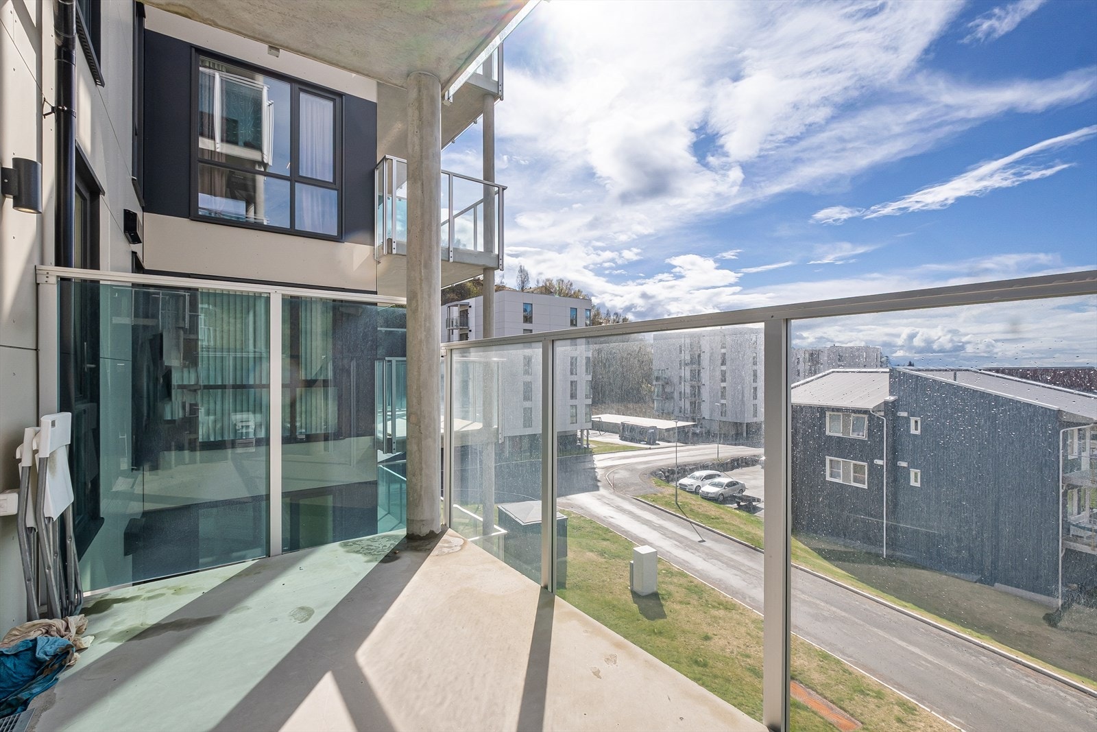 Balkongen er på 6kvm og har rekkverk i glass. Galleribilde