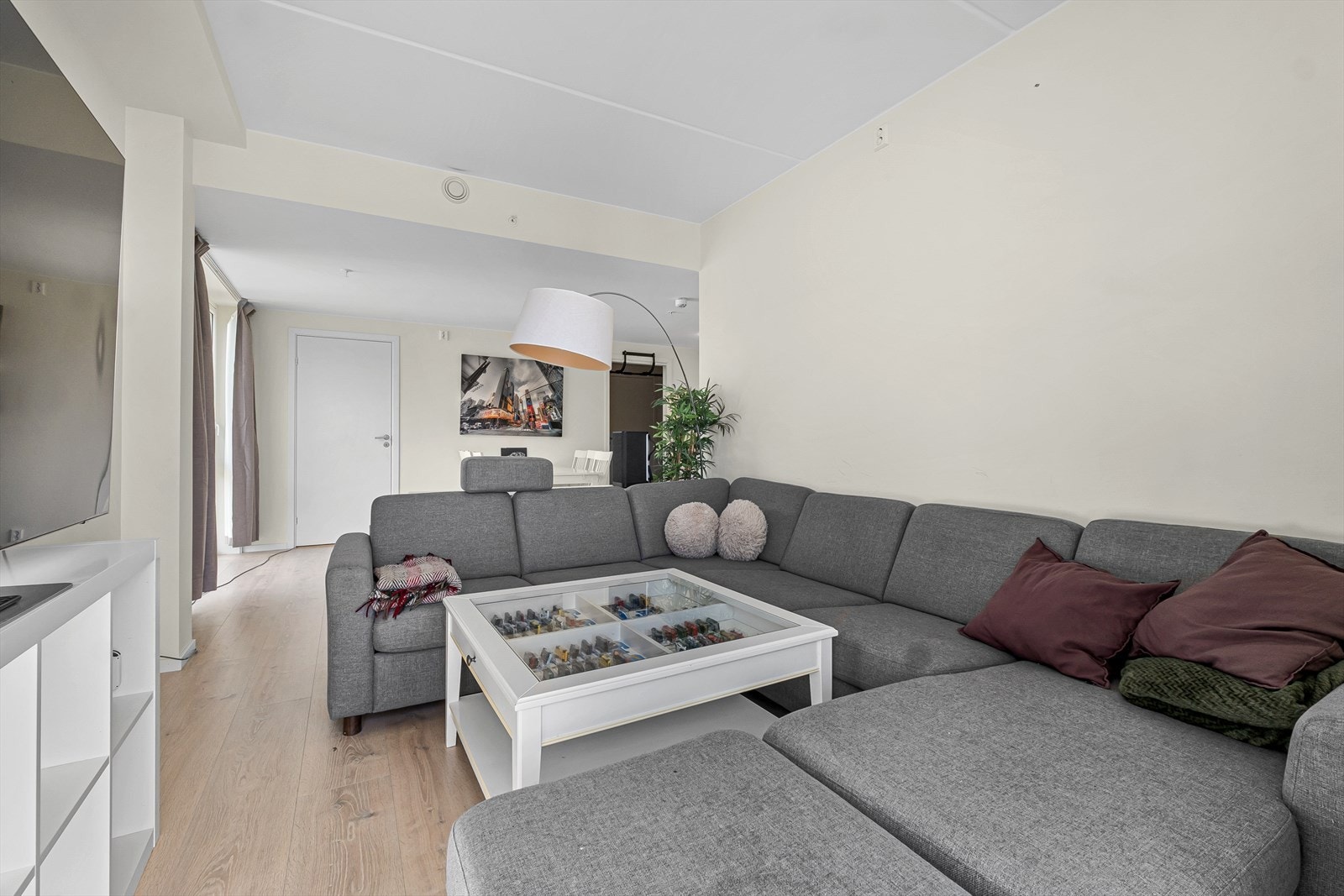Rundt hjørnet er det god plass til sittegruppe og TV-løsning. Galleribilde
