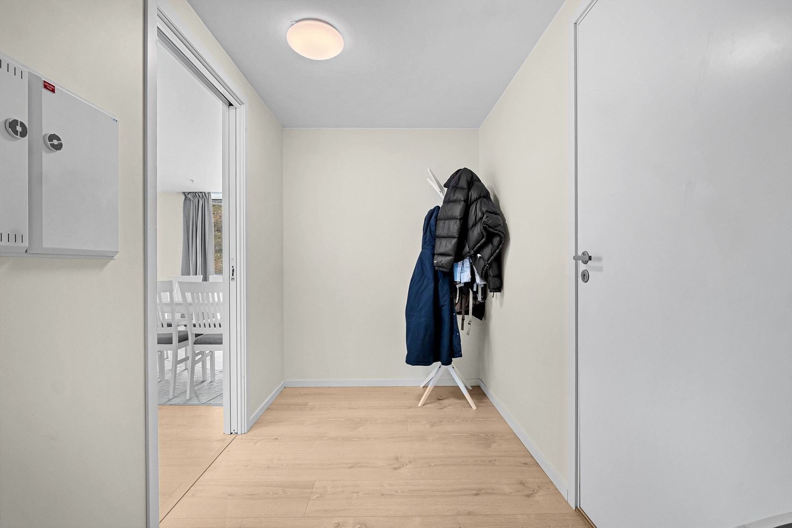 Leiligheten ønsker deg velkommen med en lys og praktisk entré. Galleribilde