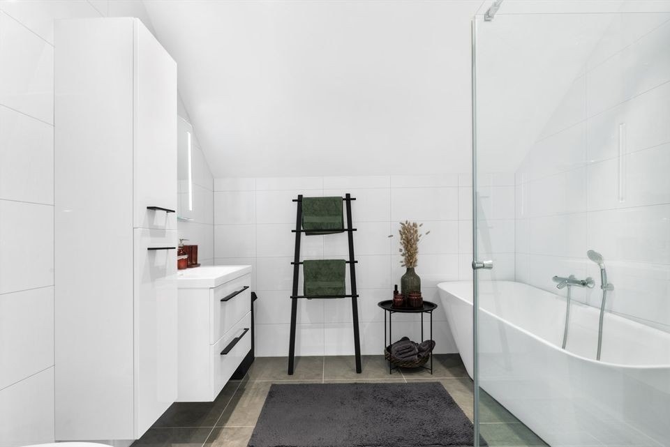 Bad med separat dusj og badekar Galleribilde