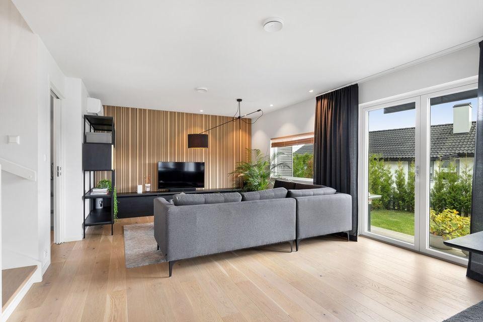 Stue med utgang til terrasse og hage Galleribilde