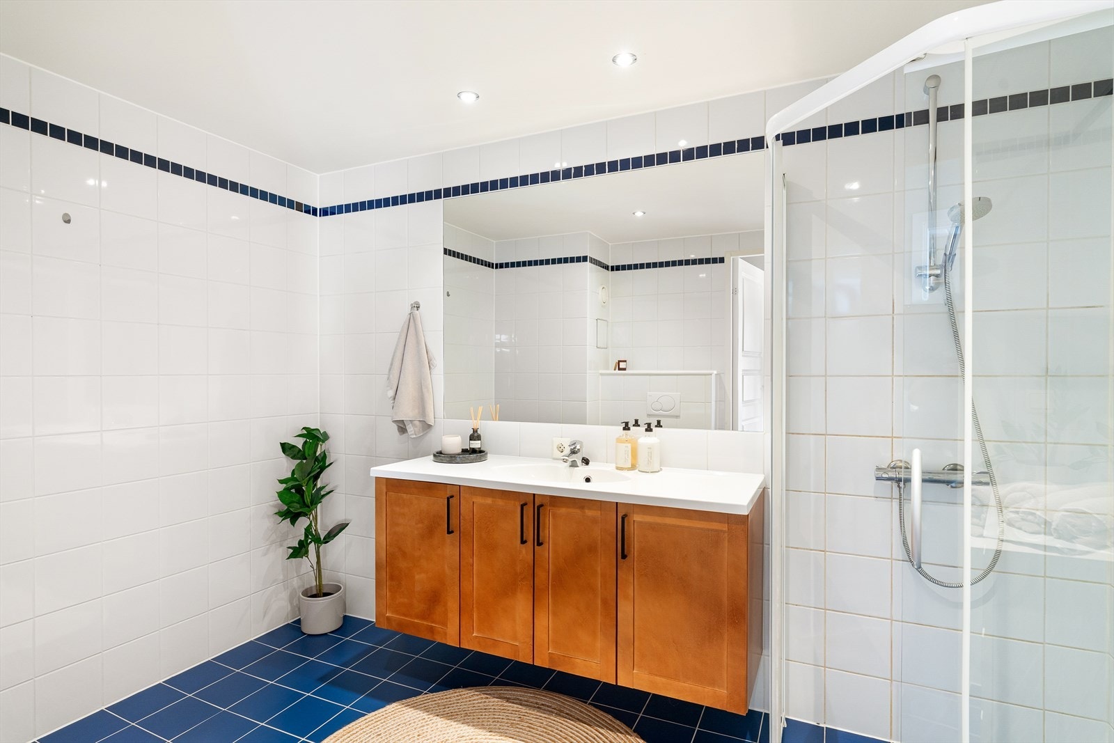 - Badet har en funksjonell løsning med store speilflater og godt med oppbevaring - Galleribilde