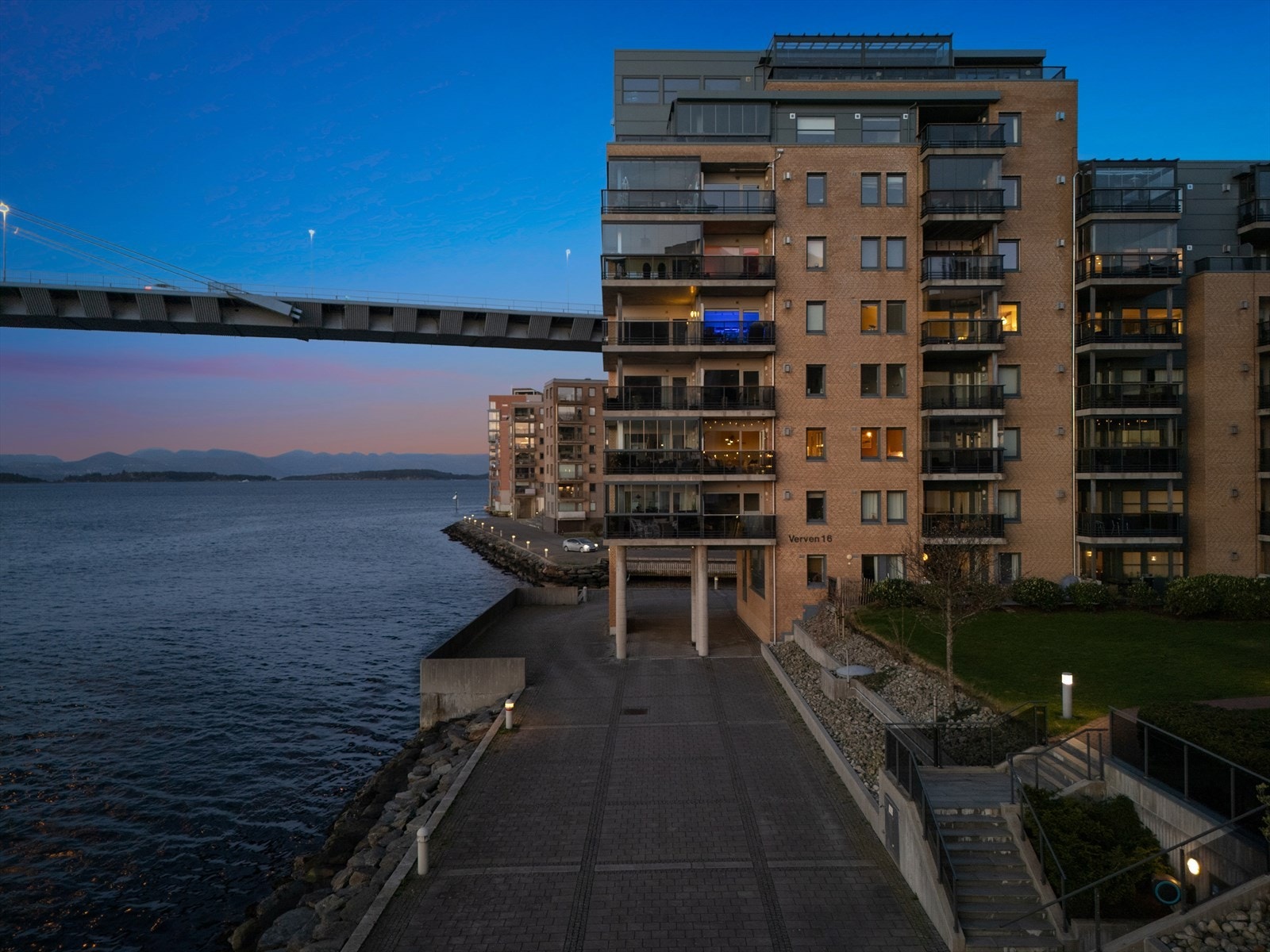 - Boligen har en svært sentral beliggenhet med ca. 550 m. til Sentrum , ca. 250 m. til nærmeste dagligvarebutikk, ca. 150 m. til park og badeplass ved Badedammen, ca. 350 m. til flytende badstuer samt ca. 450 m. til nærmeste restaurant og kafé - Galleribilde