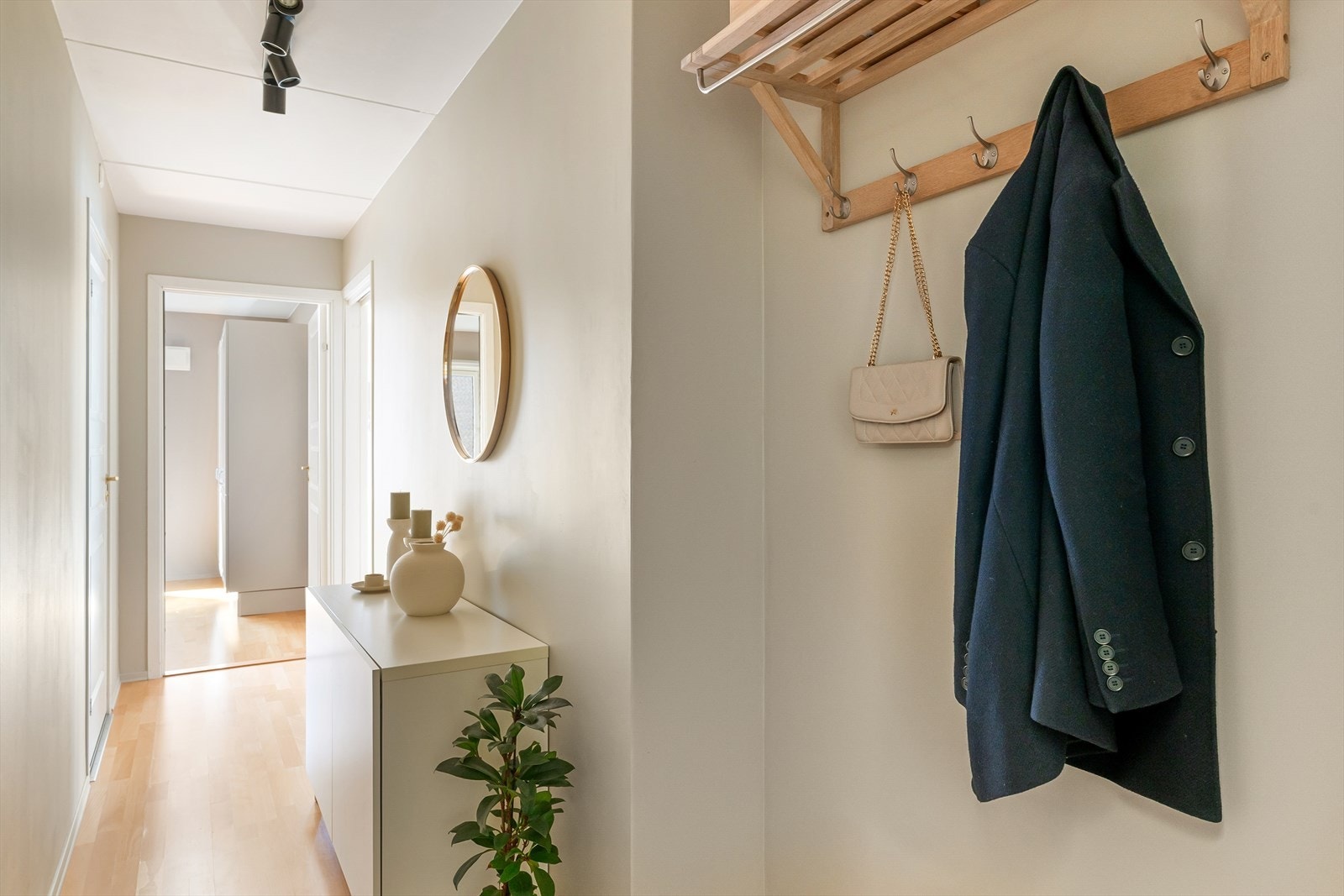 - Praktisk entré med gode oppbevaringsmuligheter - Galleribilde