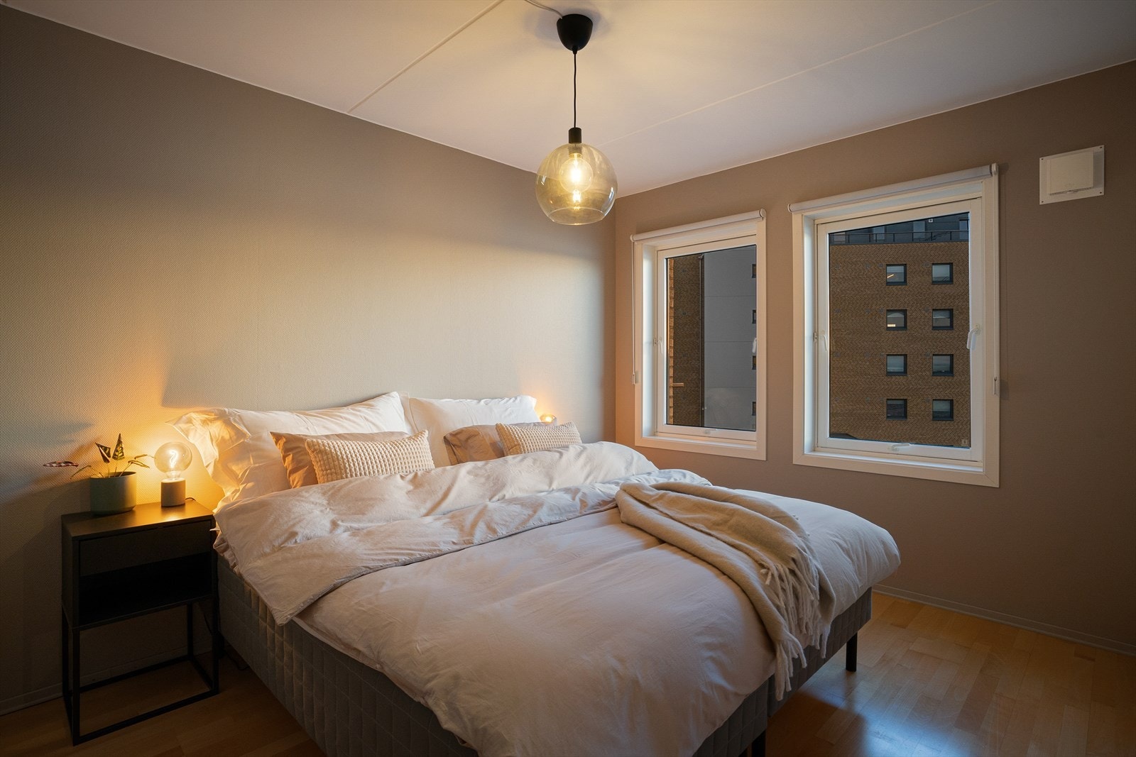 - Romslig soverom med god plass til dobbelseng - Galleribilde