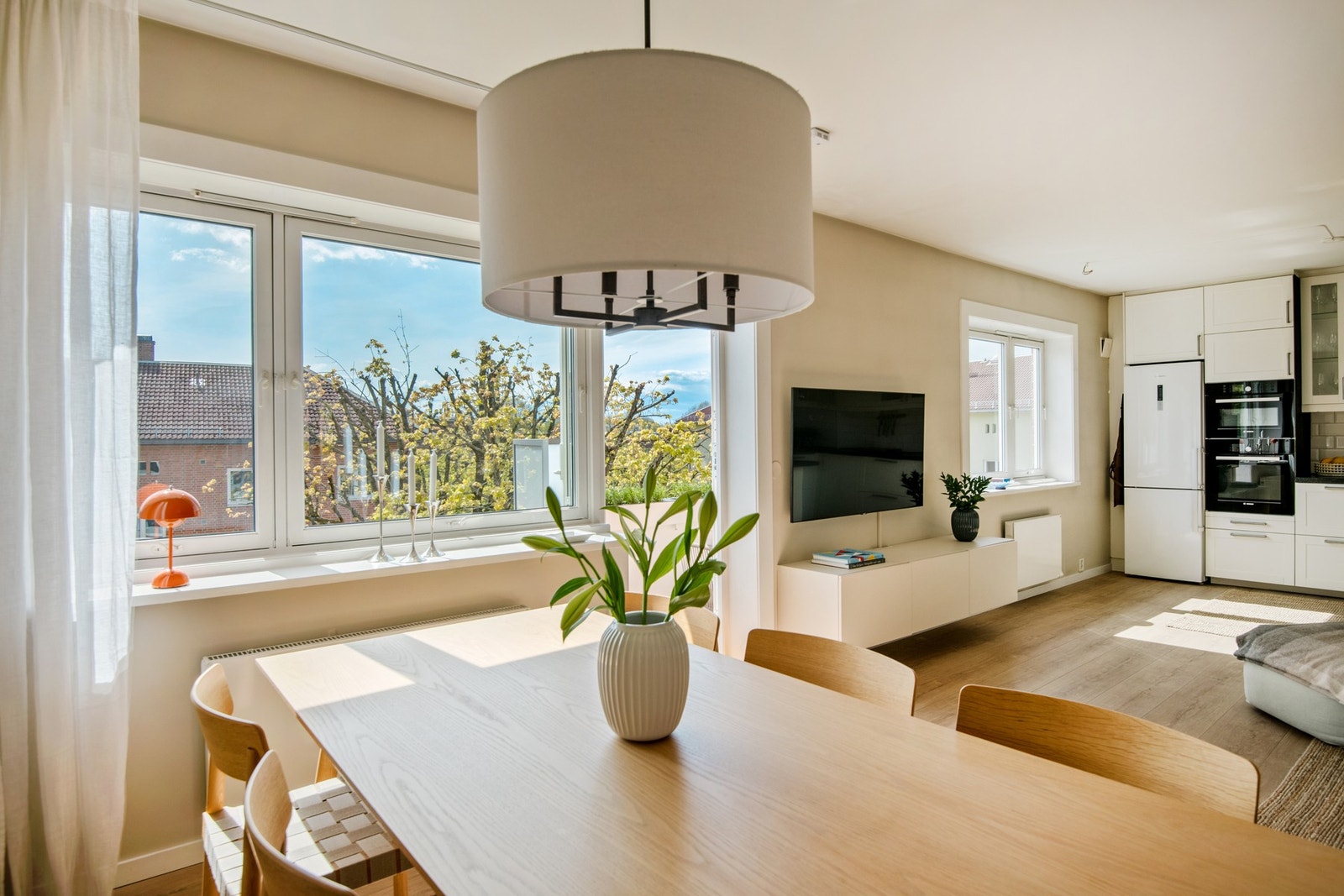 Boligen byr på en svært god planløsning med åpen og sosial stue-/kjøkkenløsning som skaper en luftig romfølelse. Galleribilde