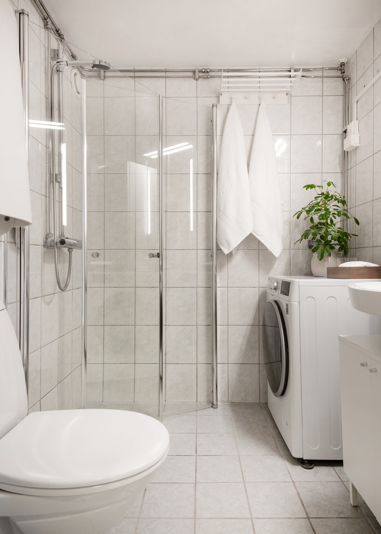 Badet er utstyrt med dusjhjørne, toalett og opplegg for vaskemaskin. Galleribilde