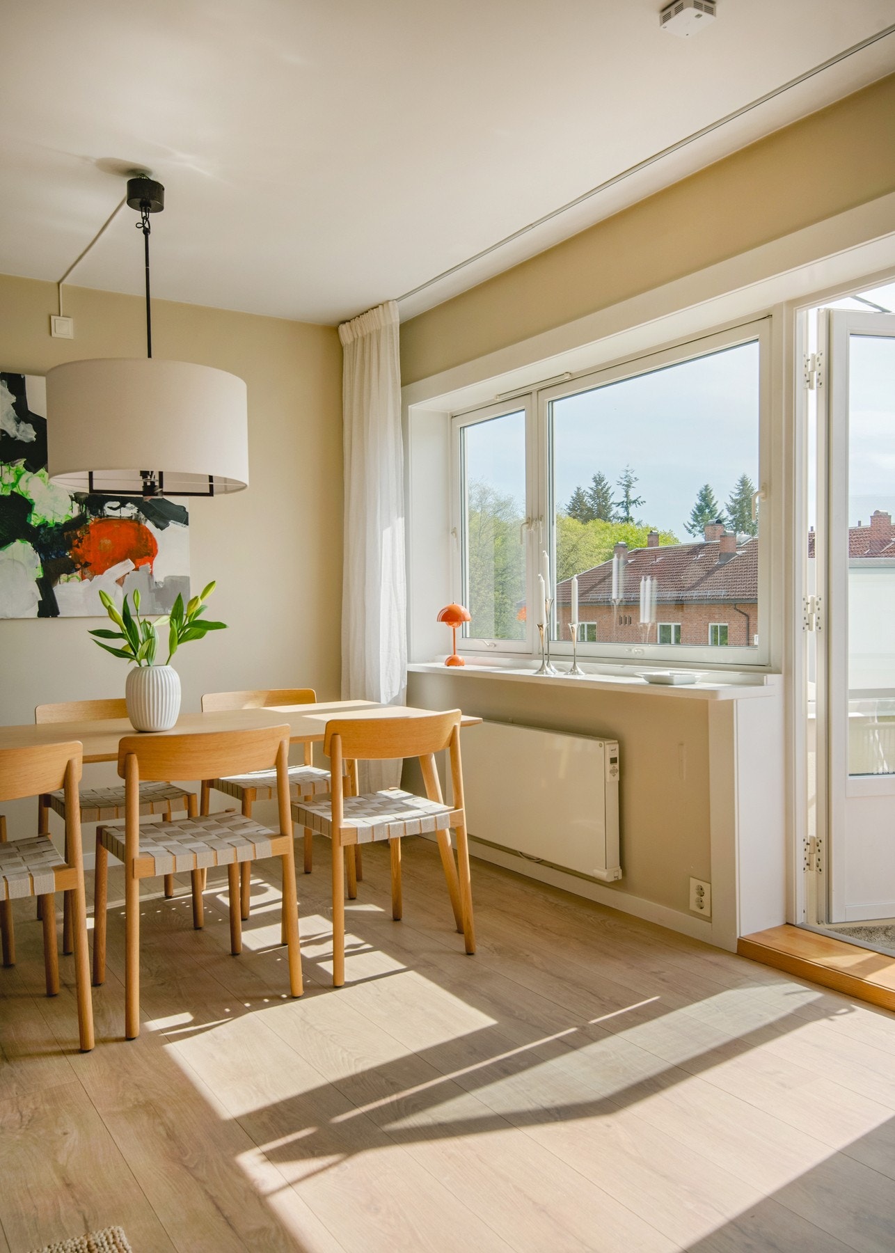 Fra stuen er det utgang til en balkong hvor solen kan nytes store deler av dagen. Galleribilde