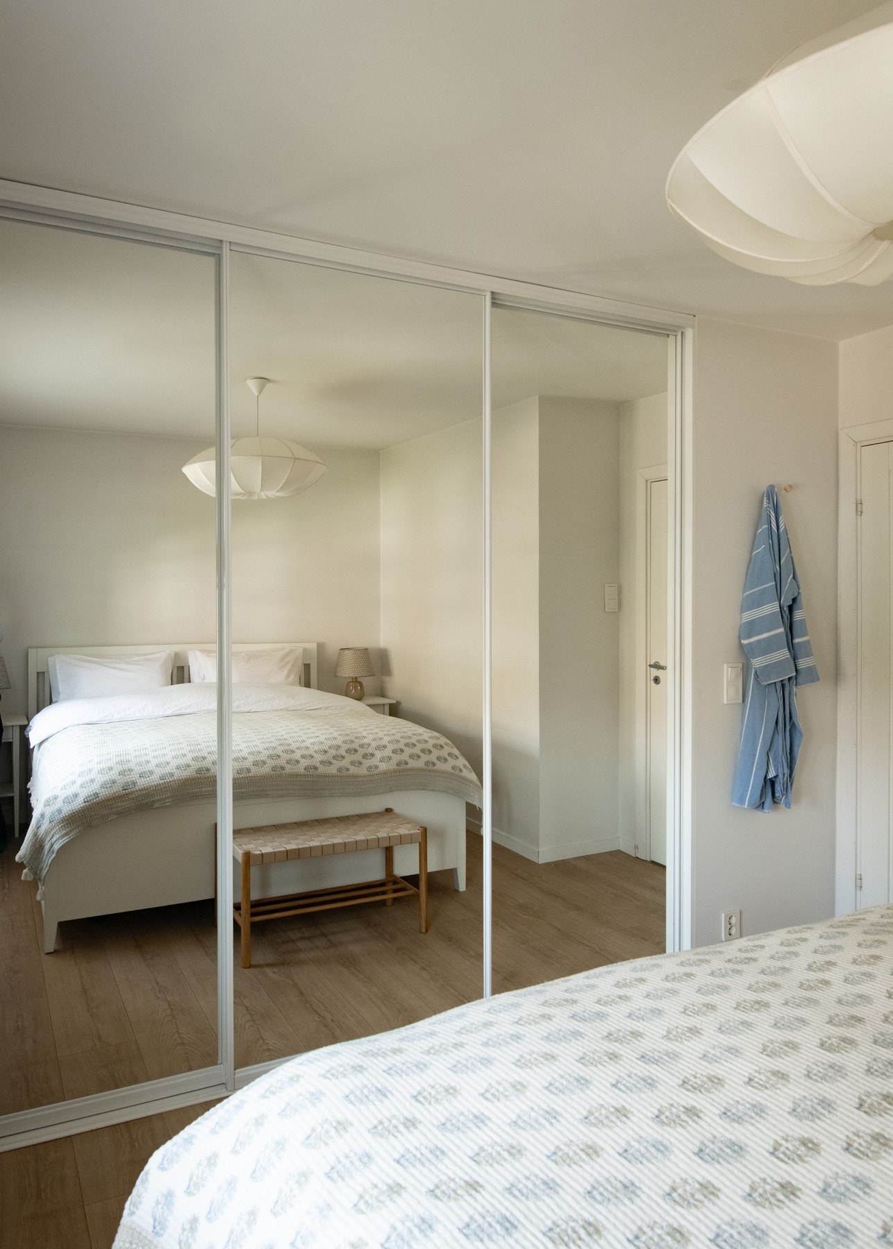 Hovedsoverommet er av god størrelse og har plass til dobbeltseng med nattbord på hver side. Selger har i senere tid oppgradert rommet med nytt garderobeskap fra KVIK. Galleribilde