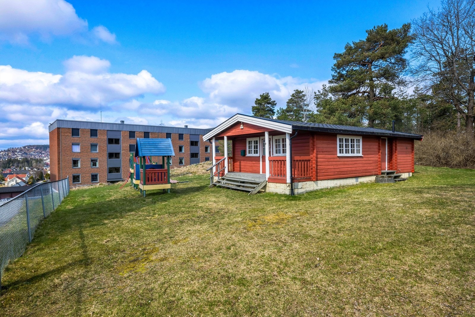 Store og fine fellesområder med lekeplass for barna. Galleribilde