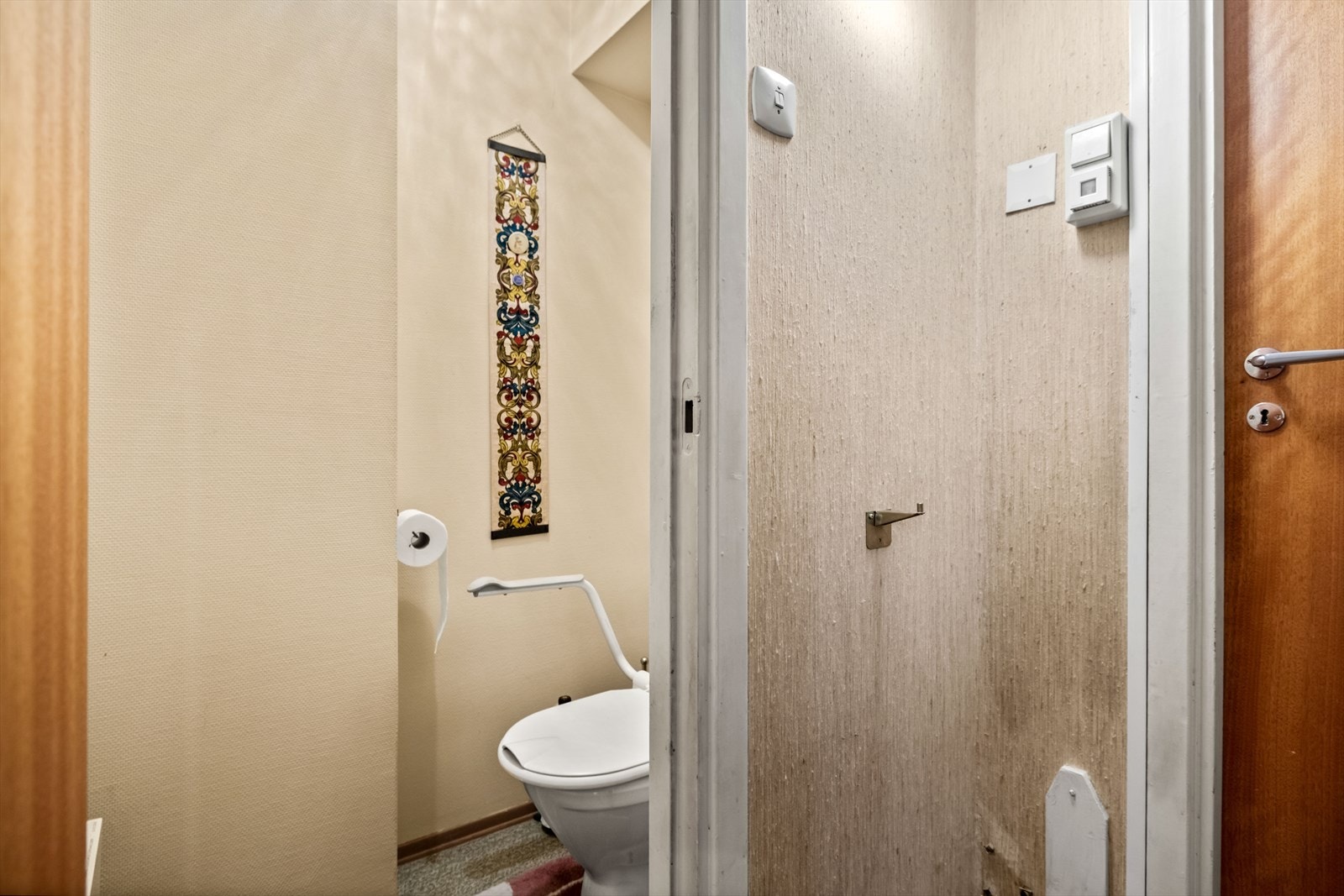 Separat toalettrom vegg i vegg med badet. Galleribilde