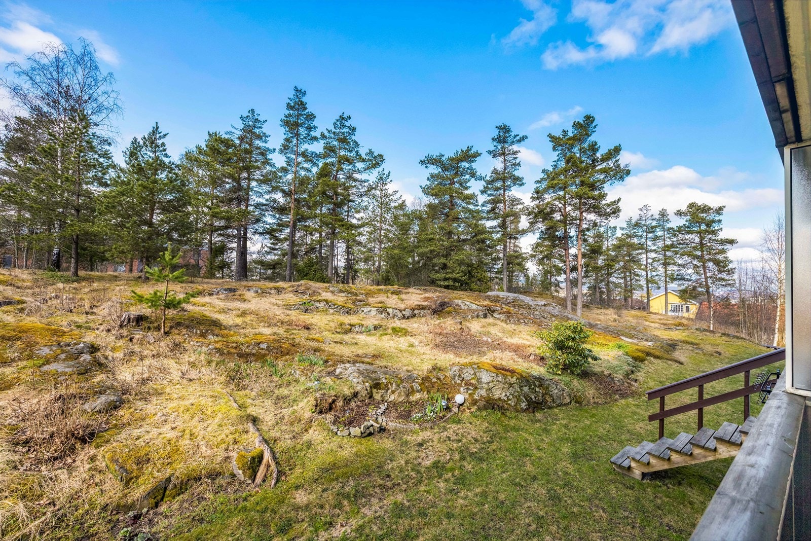 Usjenert beliggende, stue og kjøkken har store vindusflater ut mot hyggelig grøntområde. Galleribilde