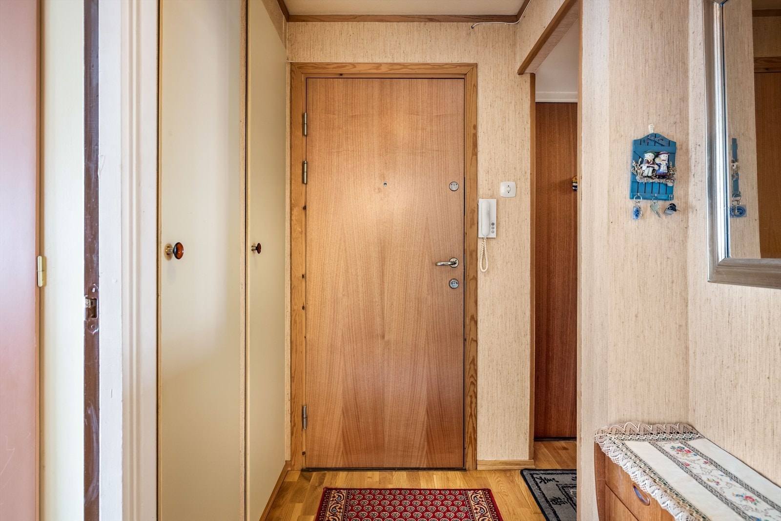 Entré med garderobe. Galleribilde