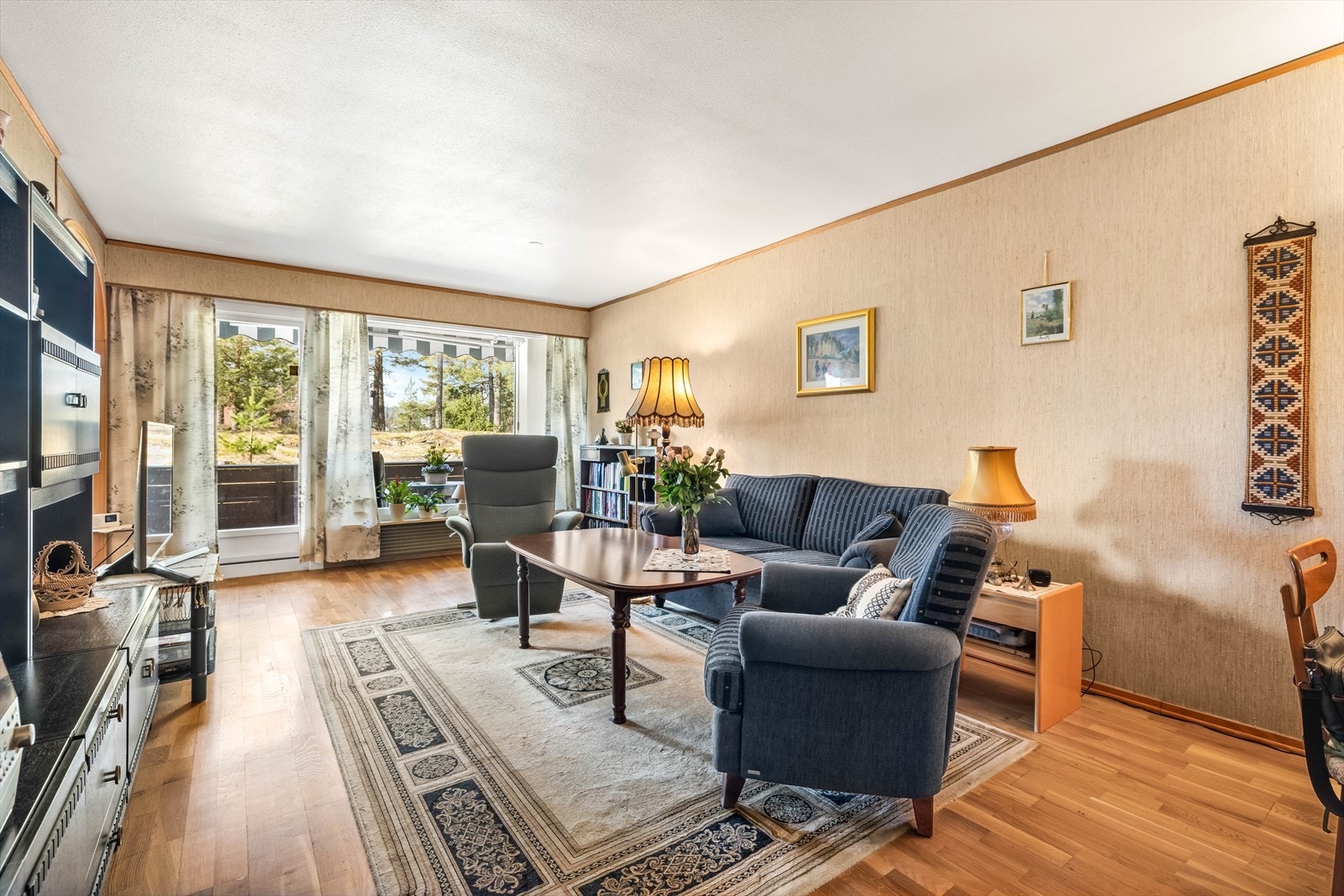 Stue med utgang til balkong. Galleribilde