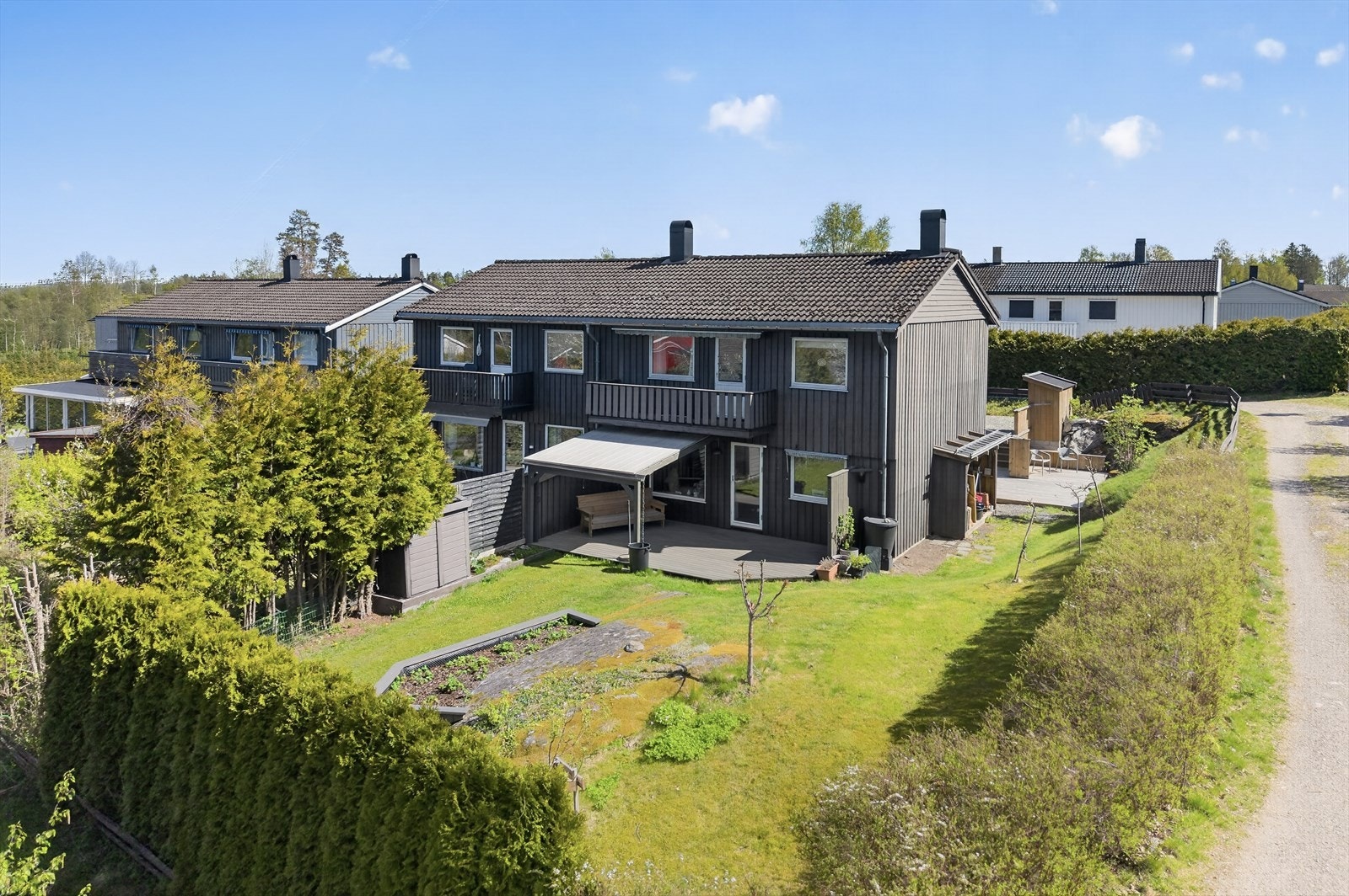 Flott og usjenert hage og terrasse. Deler av terrassen er overbygd. Galleribilde