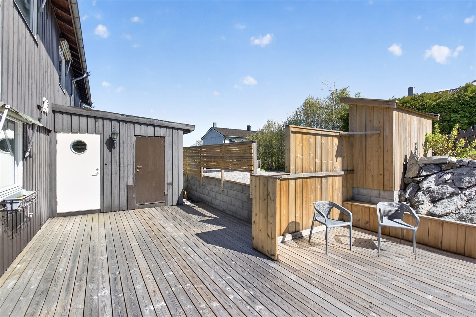 Terrasse ved inngangspartiet. Galleribilde